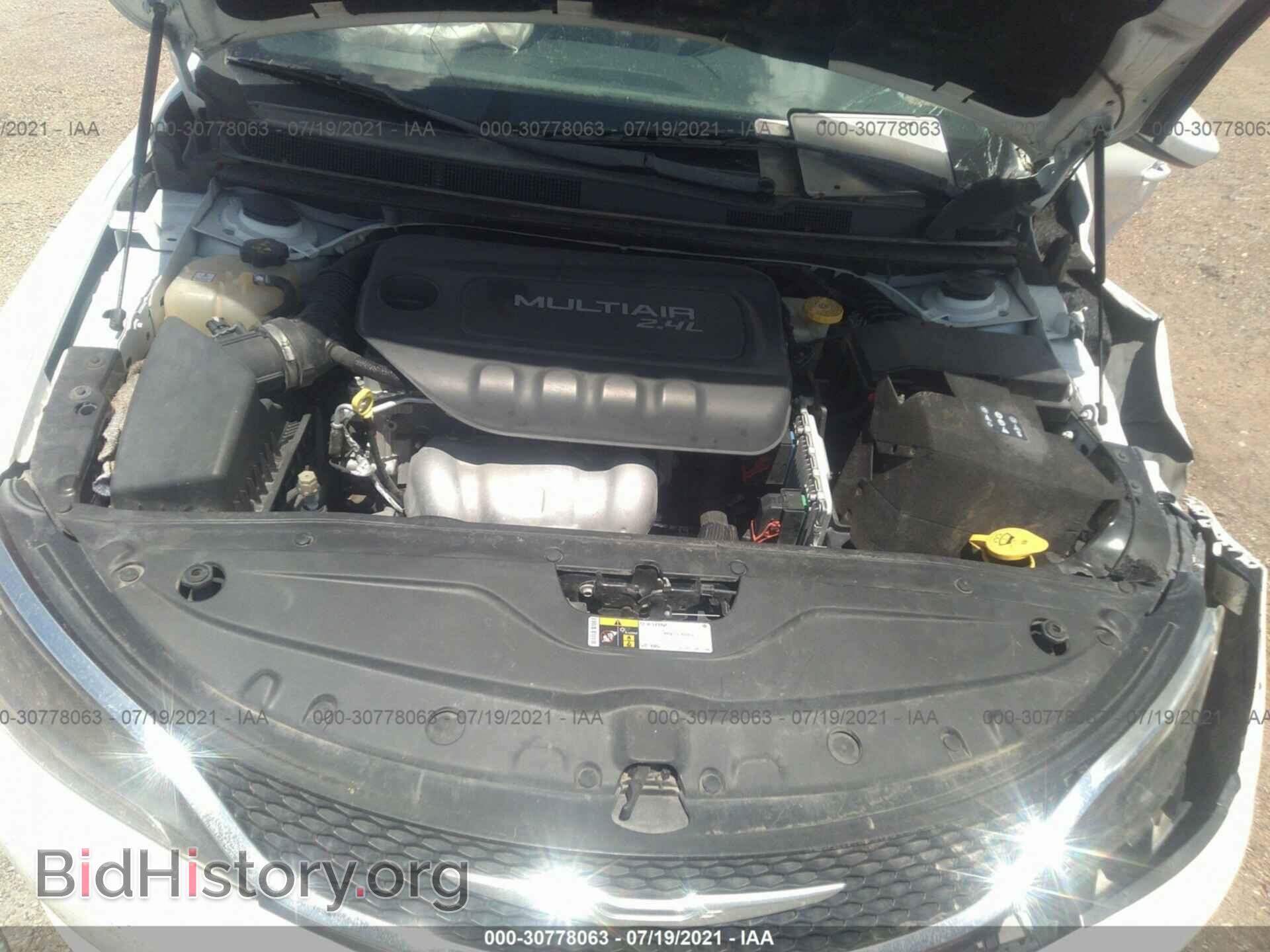 2016 CHRYSLER 200 - VIN: 1C3CCCAB1GN117447 - Фото 10