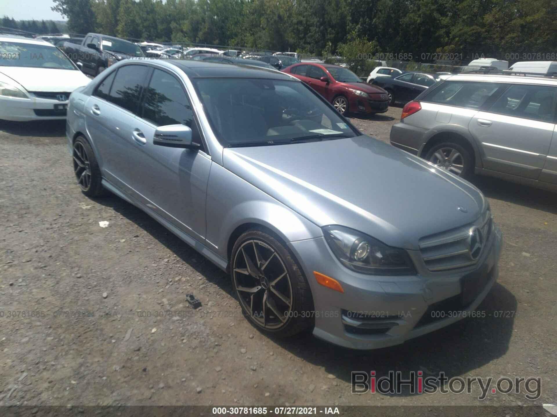 Photo WDDGF8AB4DA817960 - MERCEDES-BENZ C-CLASS 2013