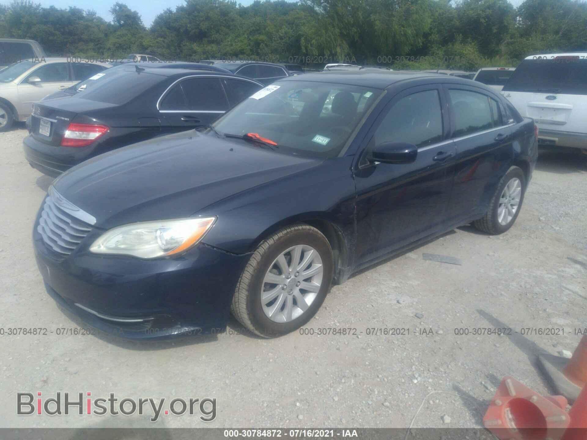 2013 CHRYSLER 200 - VIN: 1C3CCBAG2DN728217 - Фото 2