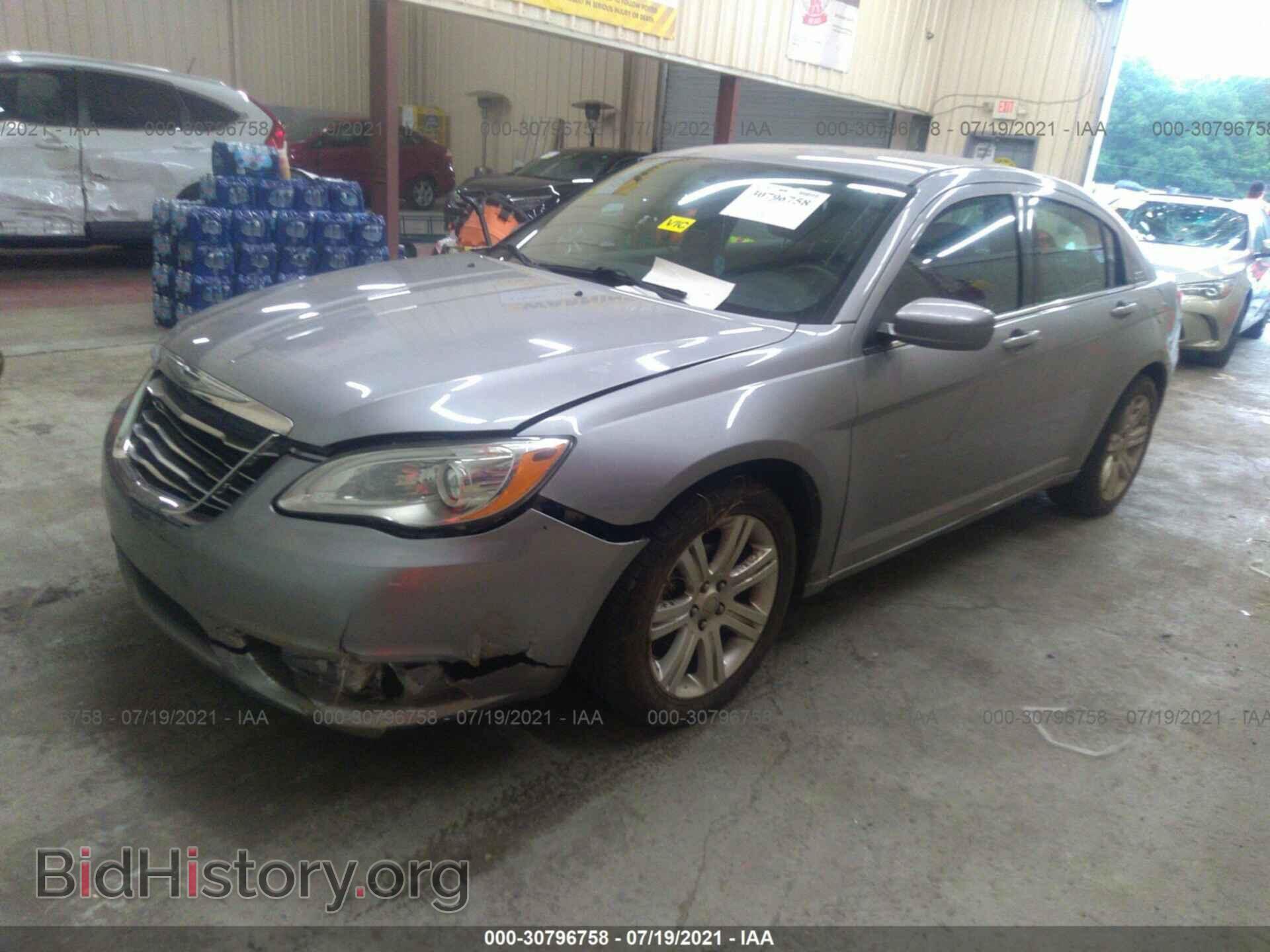 2013 CHRYSLER 200 - VIN: 1C3CCBAB0DN669284 - Фото 2