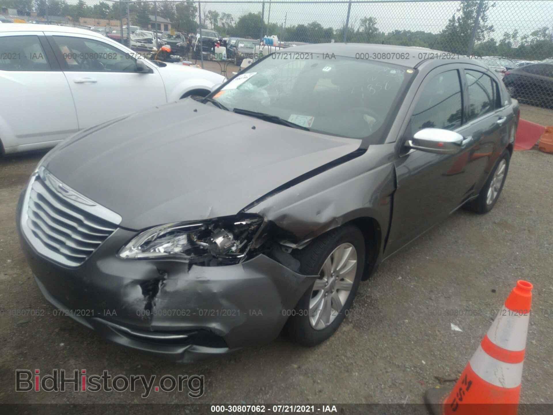 2013 CHRYSLER 200 - VIN: 1C3CCBCG1DN601858 - Фото 2