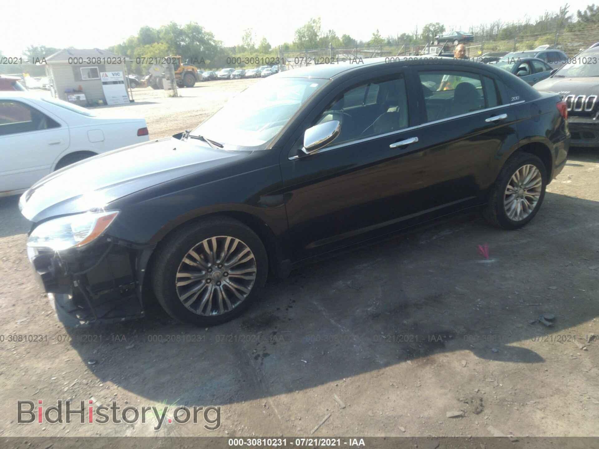 2011 CHRYSLER 200 - VIN: 1C3BC2FG2BN581317 - Фото 2
