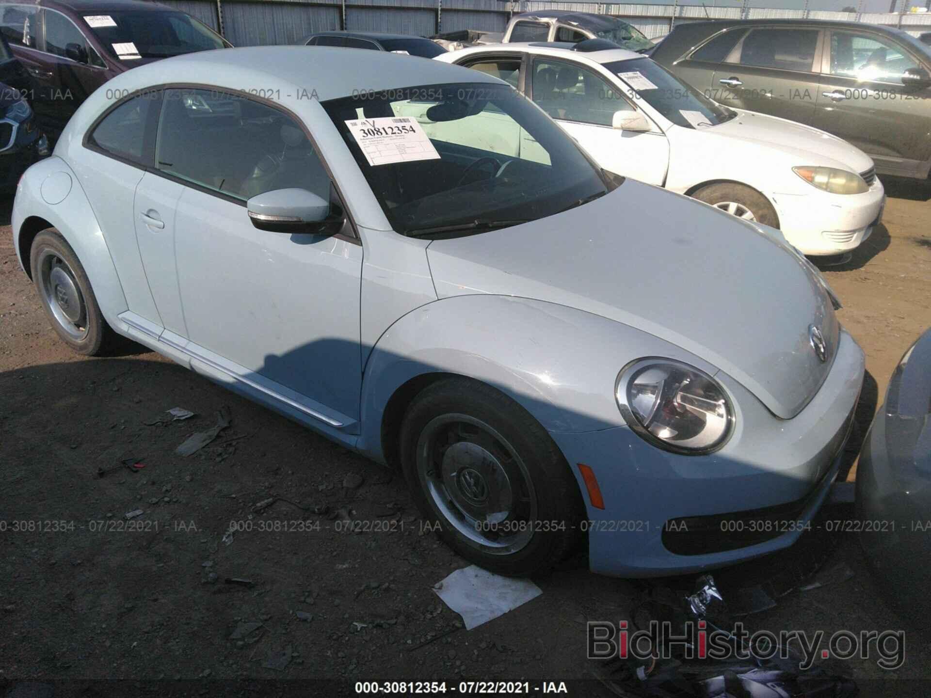 Photo 3VWJX7AT3DM631813 - VOLKSWAGEN BEETLE COUPE 2013