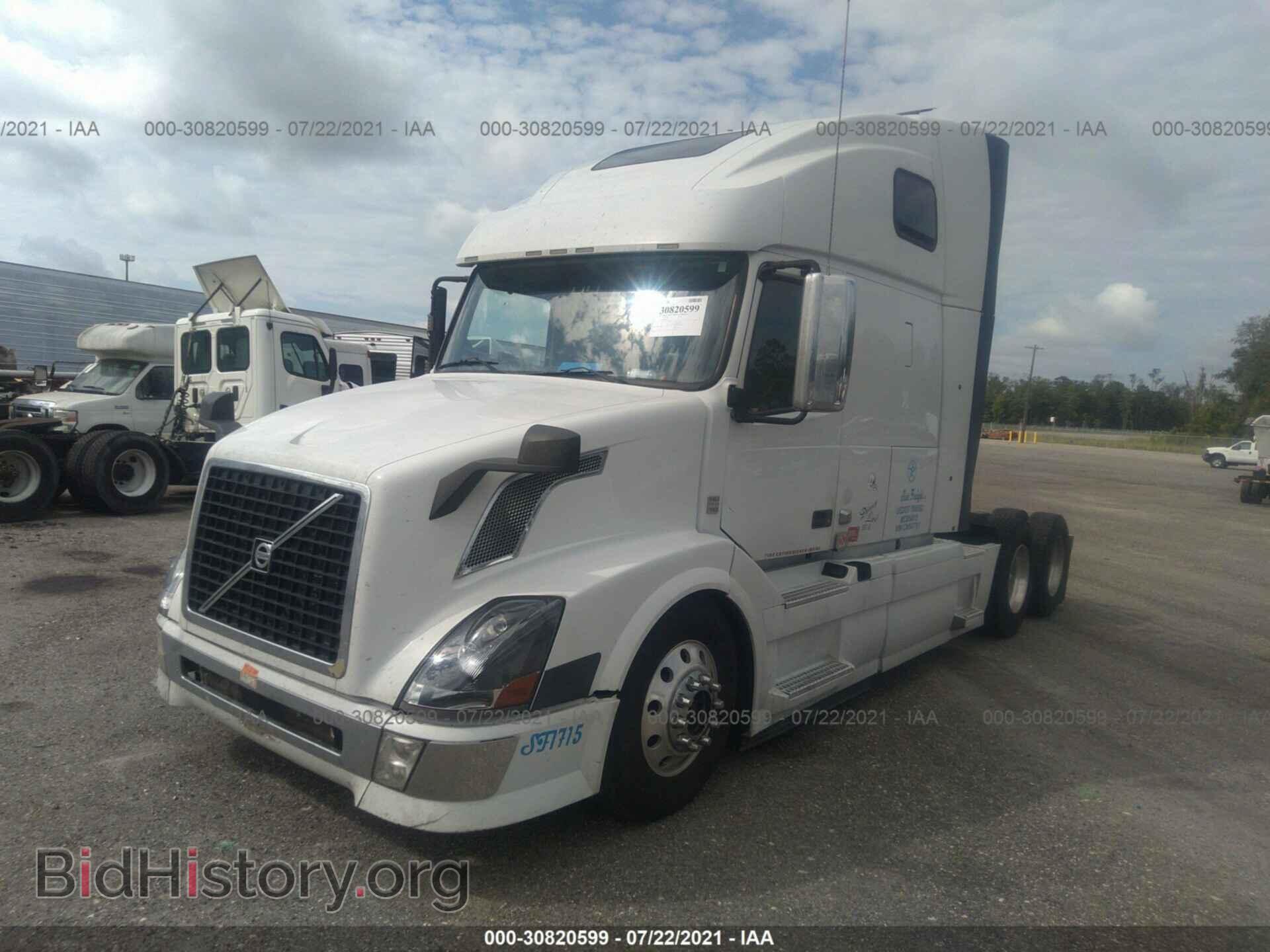 2012 VOLVO VN - VIN: 4V4NC9EH0CN547751 - Фото 2