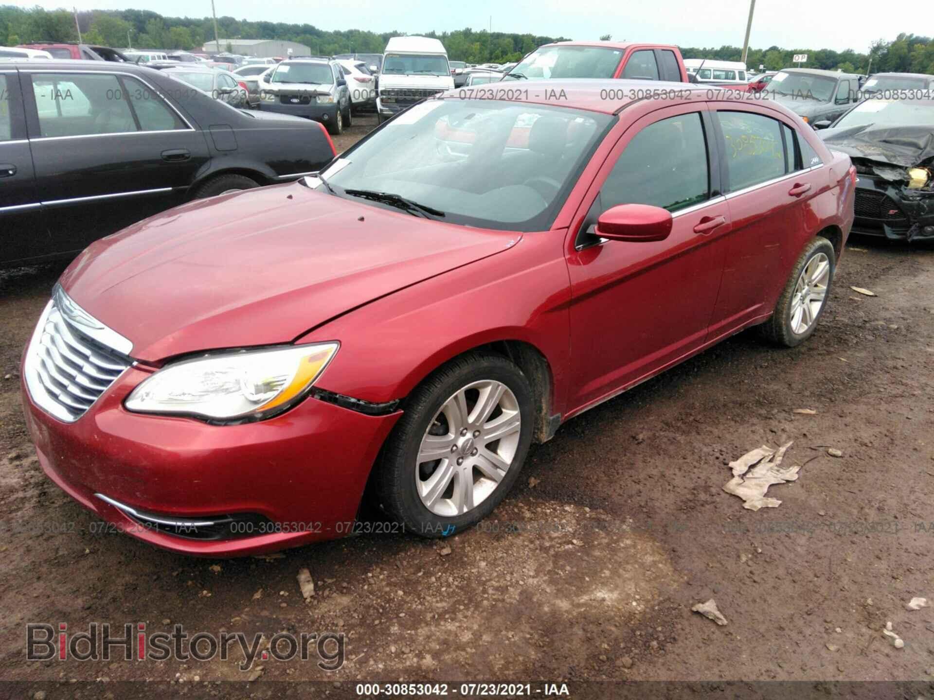 2013 CHRYSLER 200 - VIN: 1C3CCBAB3DN670185 - Фото 2