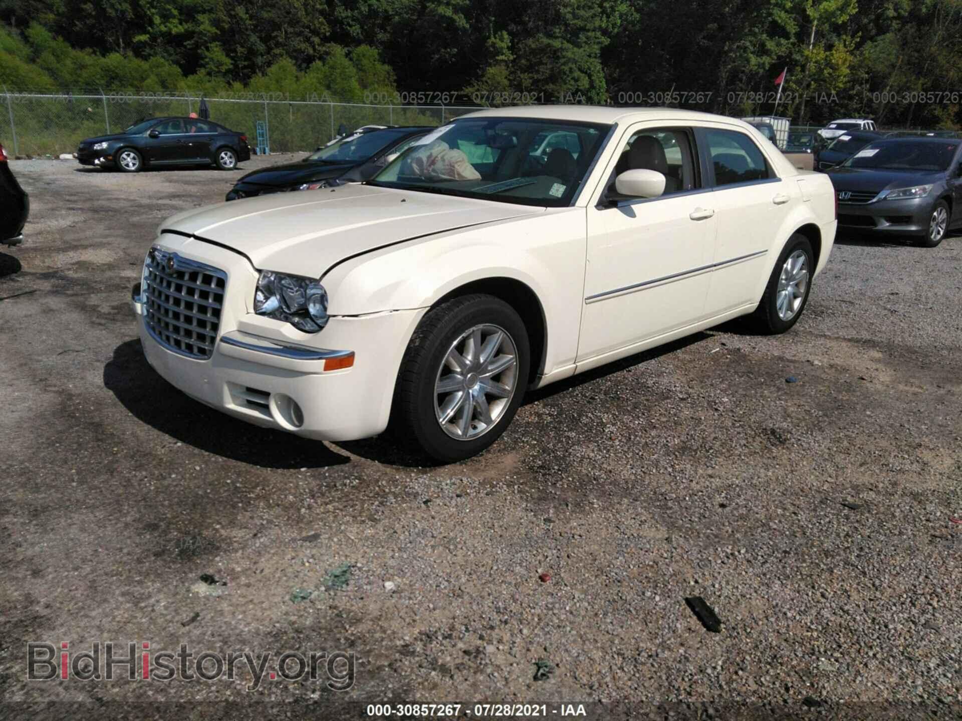 2008 CHRYSLER 300 - VIN: 2C3KA33G28H273940 - Фото 2