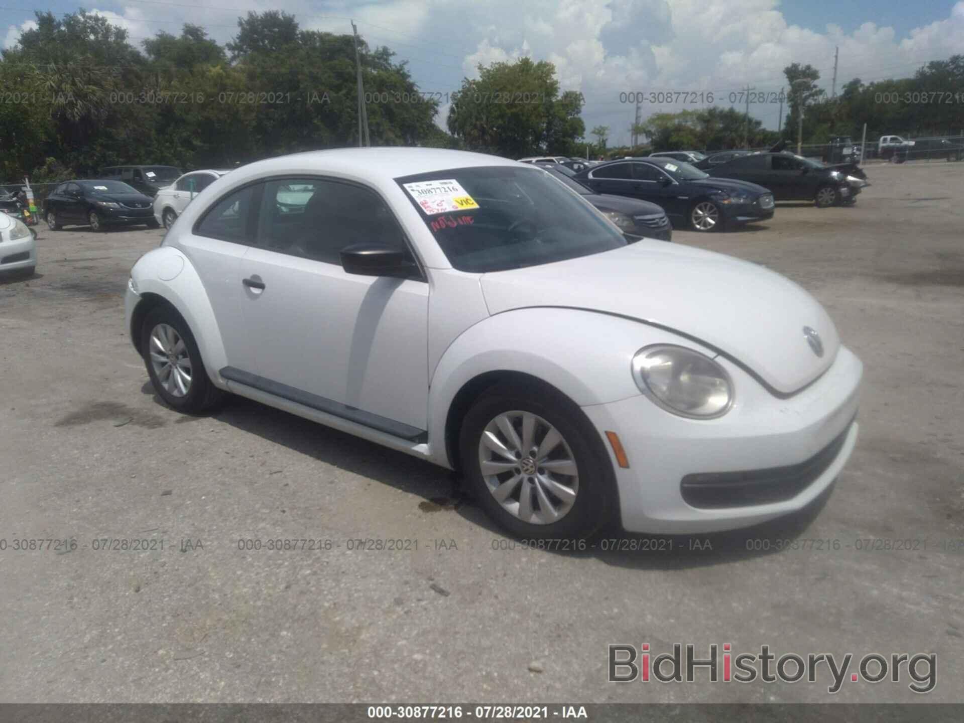 Photo 3VWF17AT7FM638158 - VOLKSWAGEN BEETLE COUPE 2015