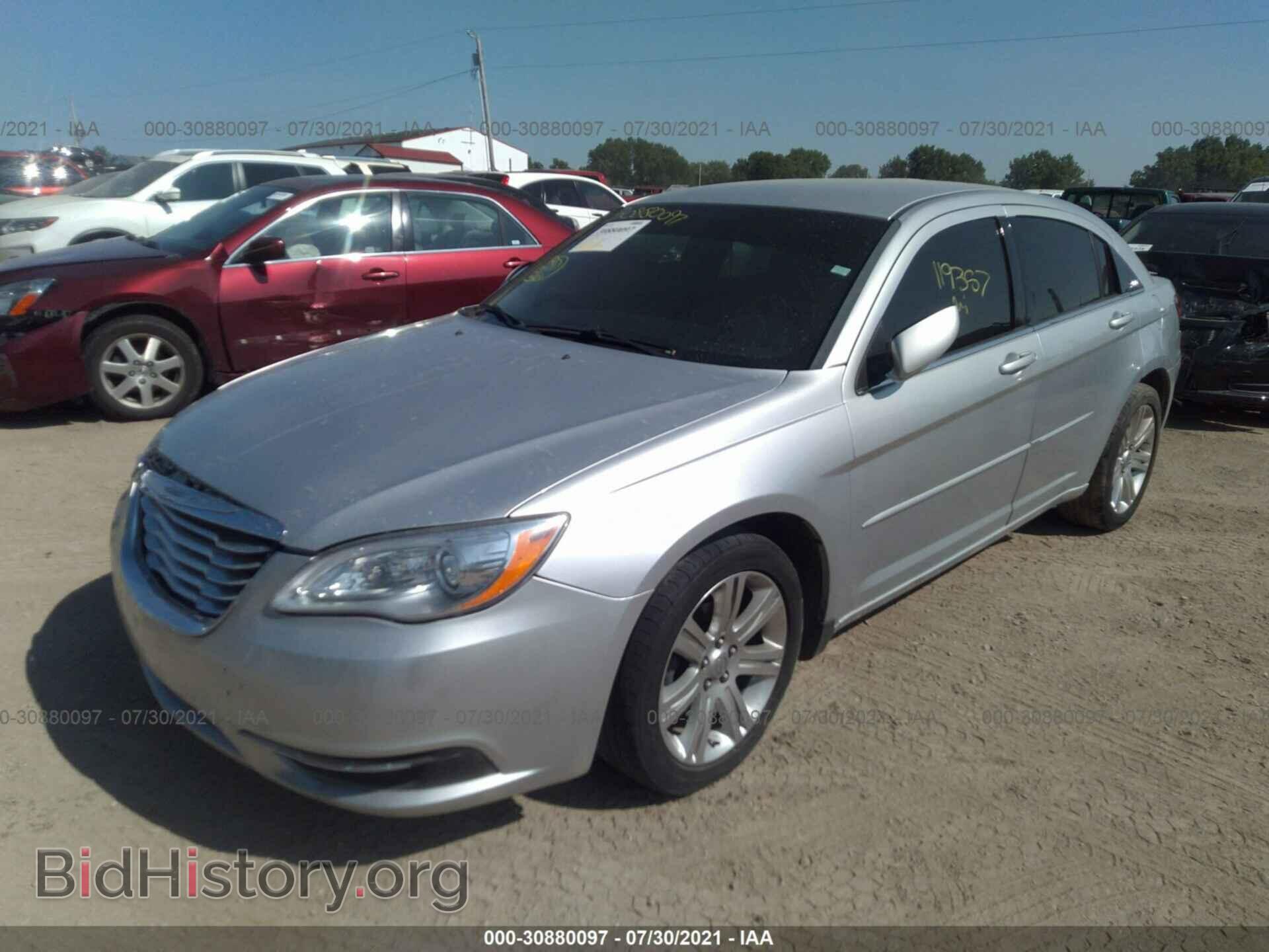 2012 CHRYSLER 200 - VIN: 1C3CCBBG5CN228551 - Фото 2