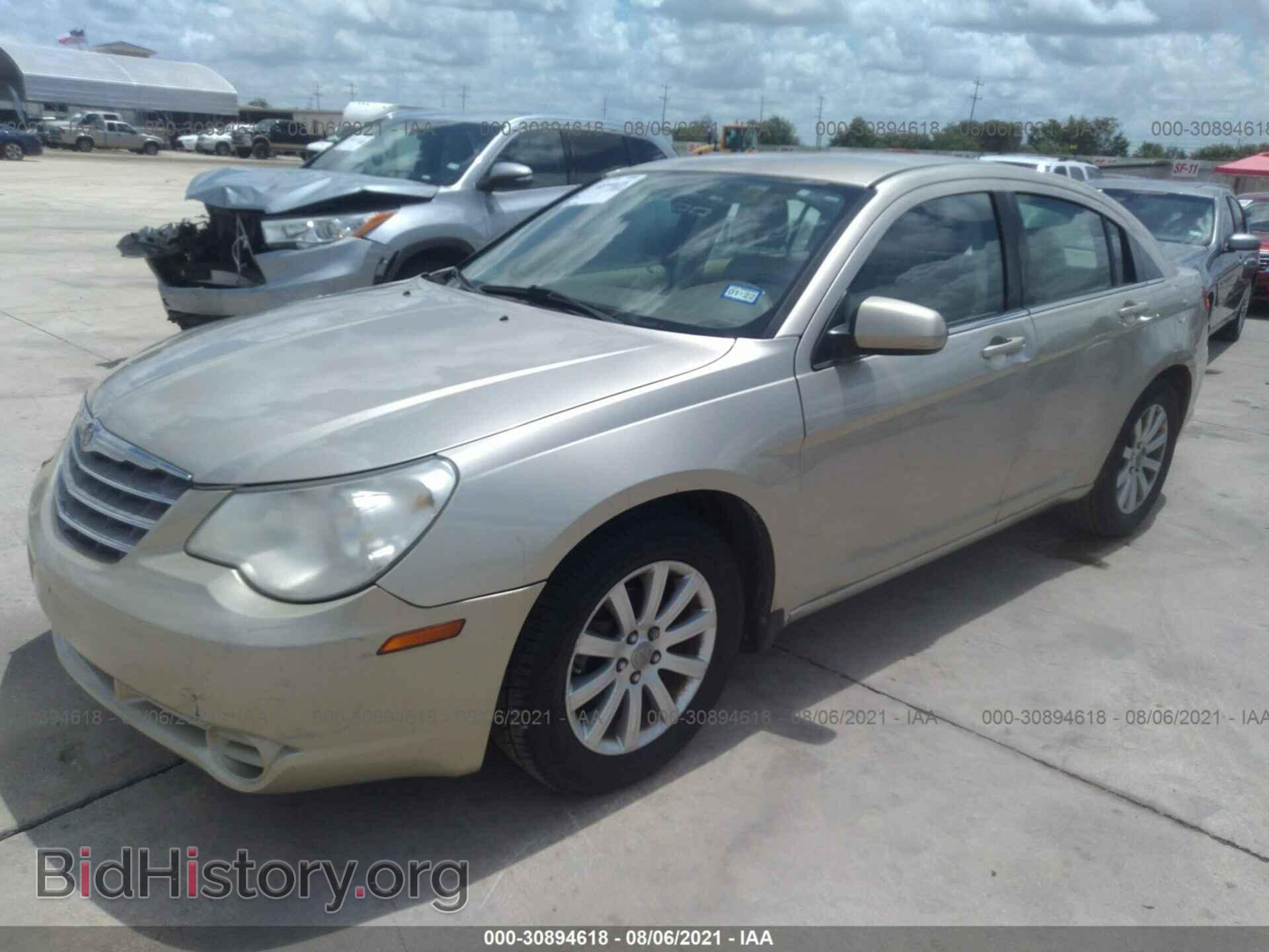 2010 CHRYSLER SEBRING - VIN: 1C3CC5FBXAN111397 - Фото 2