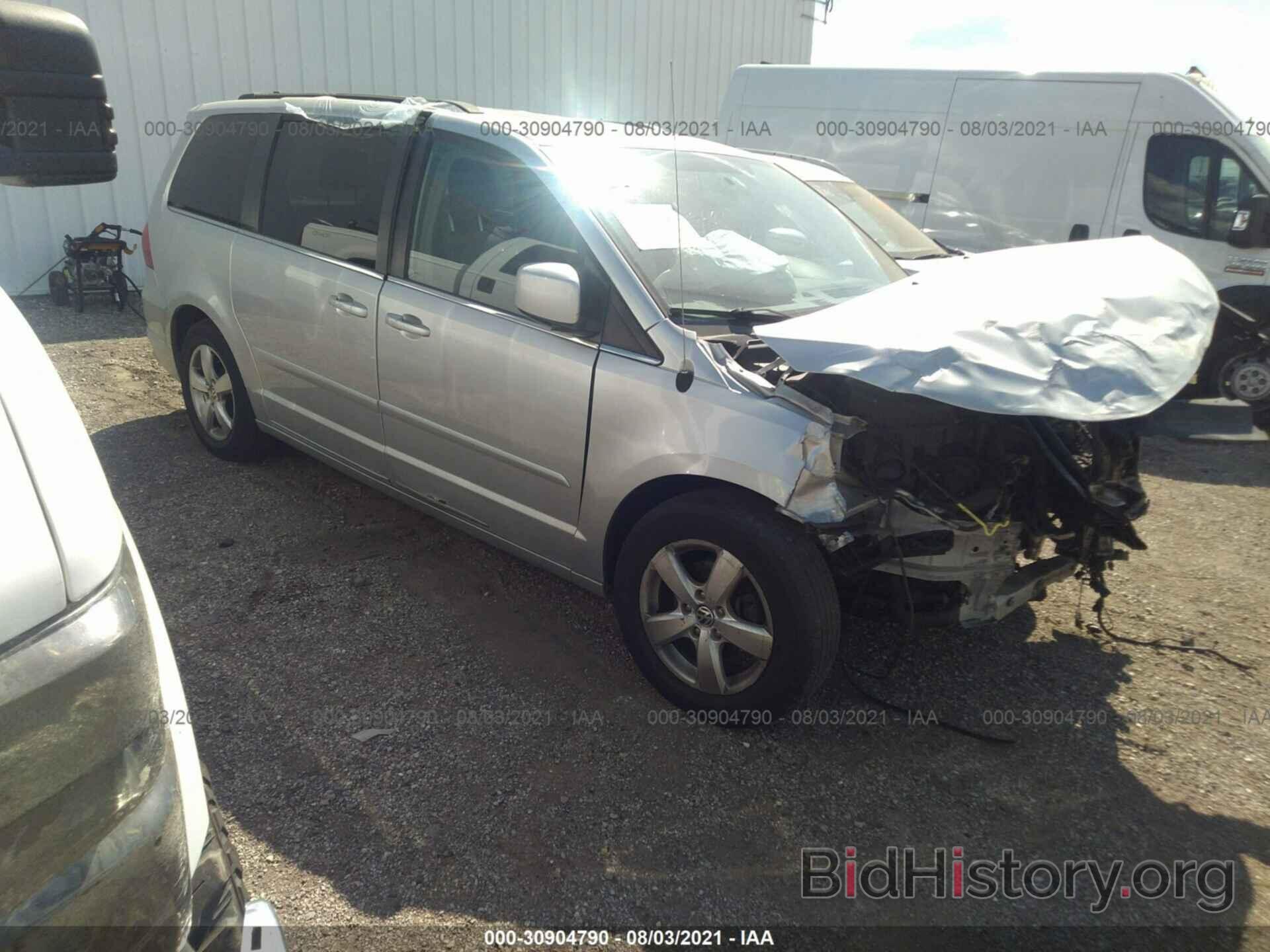 Photo 2V4RW5DG3BR698547 - VOLKSWAGEN ROUTAN 2011