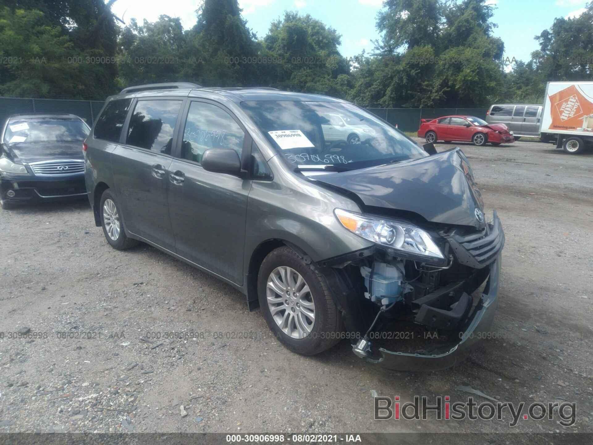 Photo 5TDYK3DC2BS063569 - TOYOTA SIENNA 2011