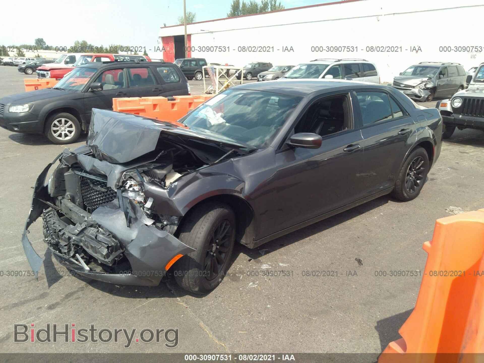 2019 CHRYSLER 300 - VIN: 2C3CCABG9KH697773 - Фото 2