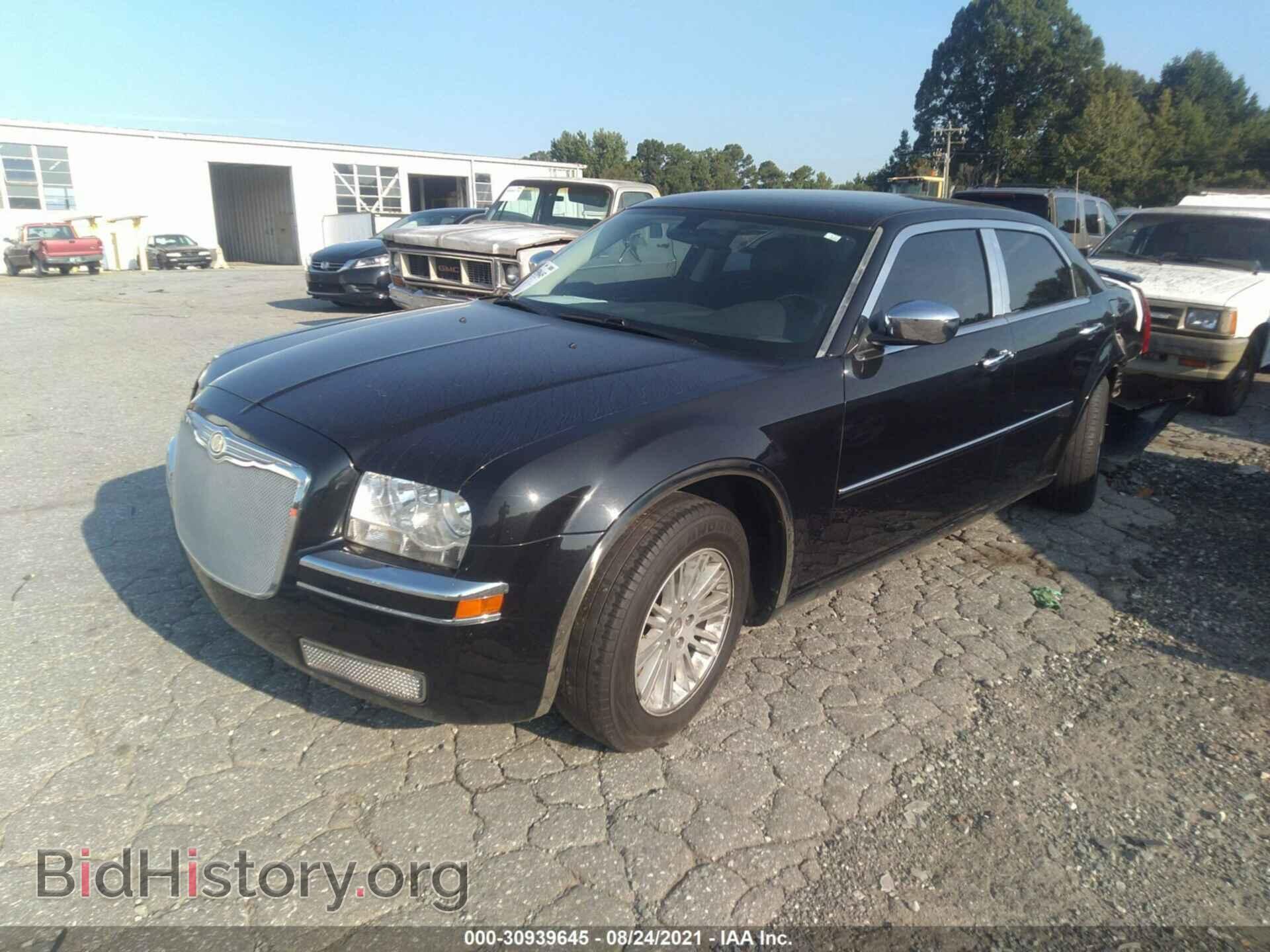 2010 CHRYSLER 300 - VIN: 2C3CA5CV0AH201199 - Фото 2