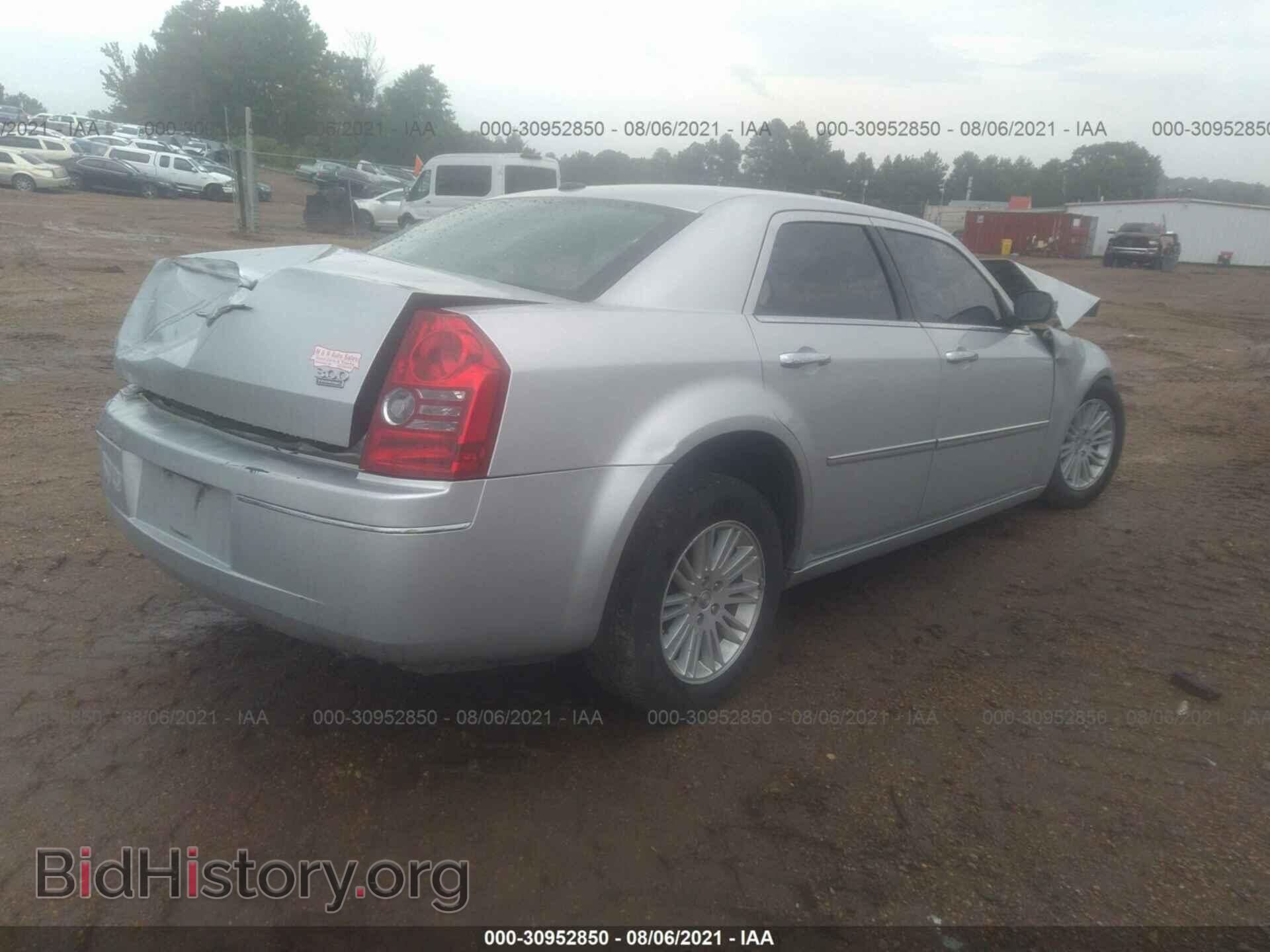 2010 CHRYSLER 300 - VIN: 2C3CA5CV8AH265992 - Фото 4