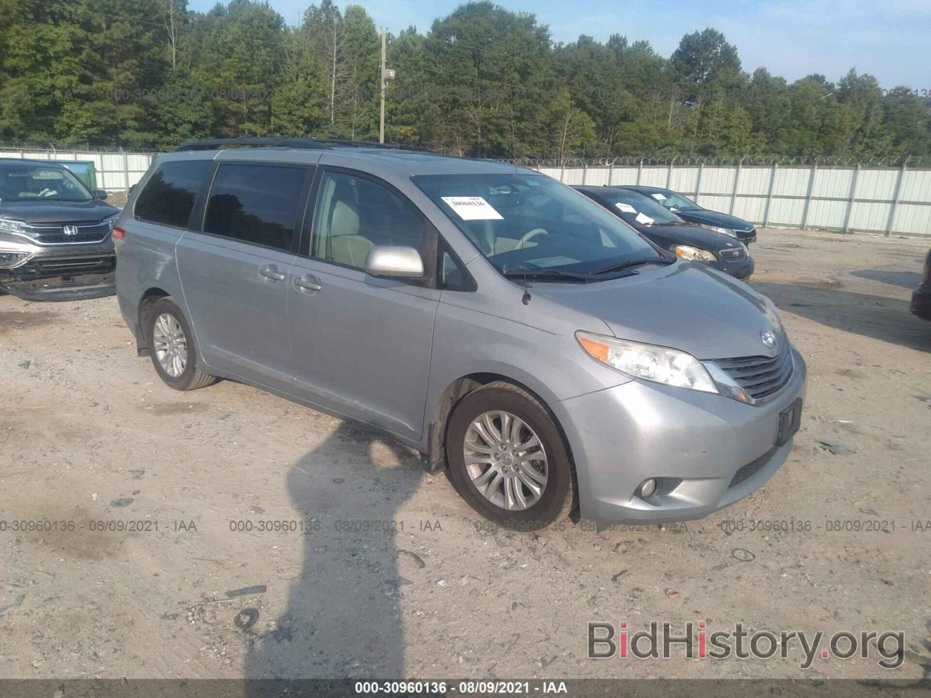 Photo 5TDYK3DCXBS095590 - TOYOTA SIENNA 2011