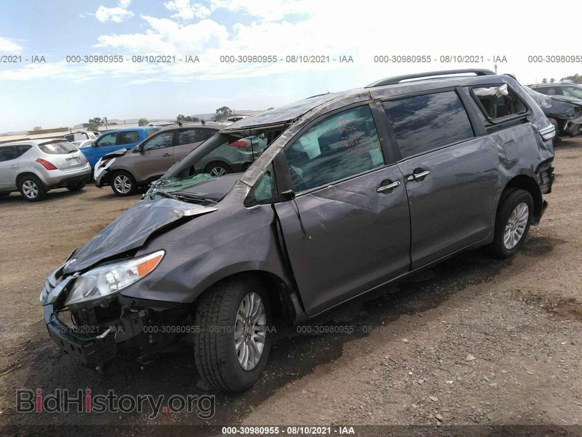 2017 TOYOTA SIENNA - VIN: 5TDYZ3DC2HS878956 - Фото 2