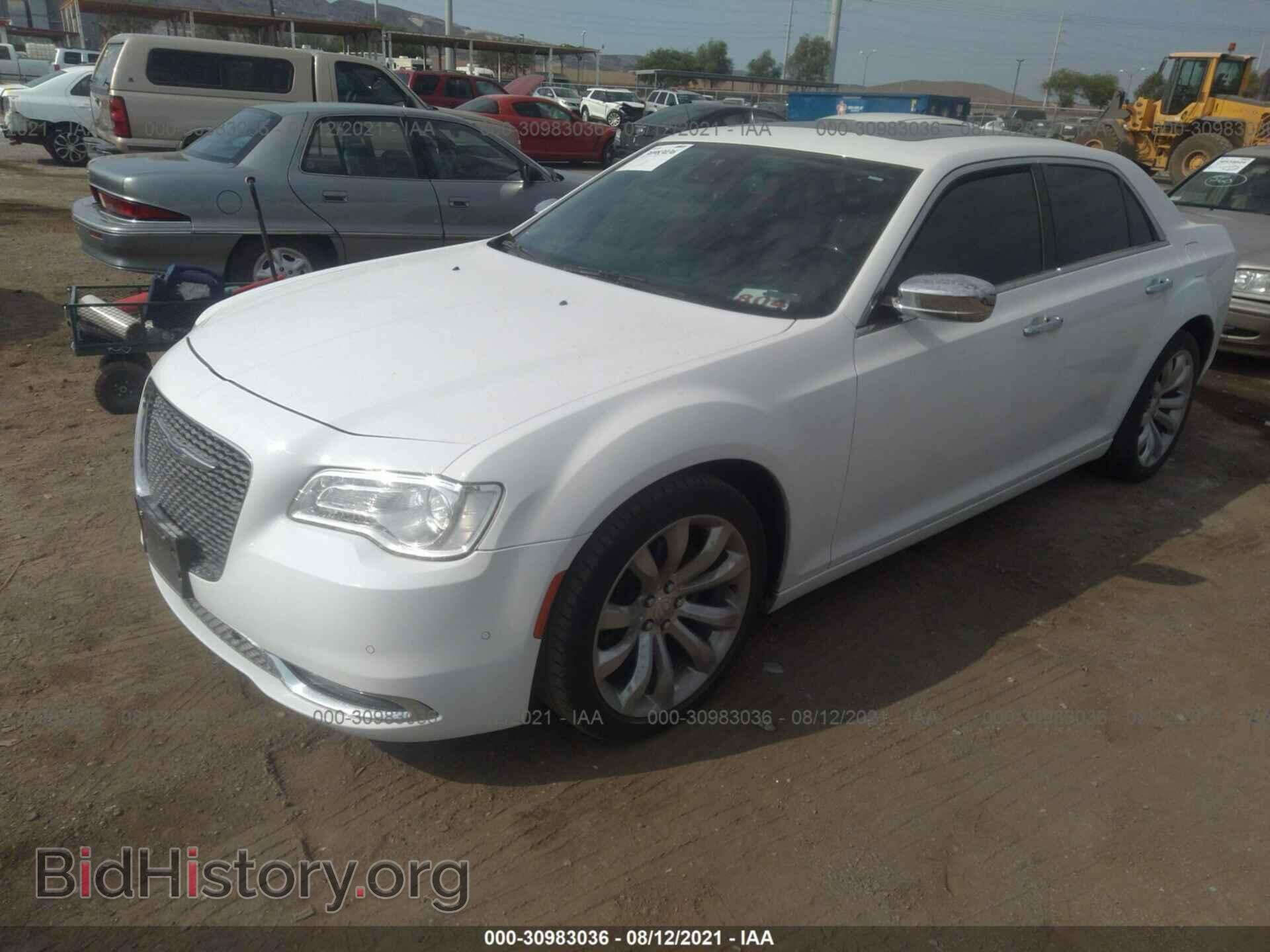 2019 CHRYSLER 300 - VIN: 2C3CCAEG6KH705825 - Фото 2
