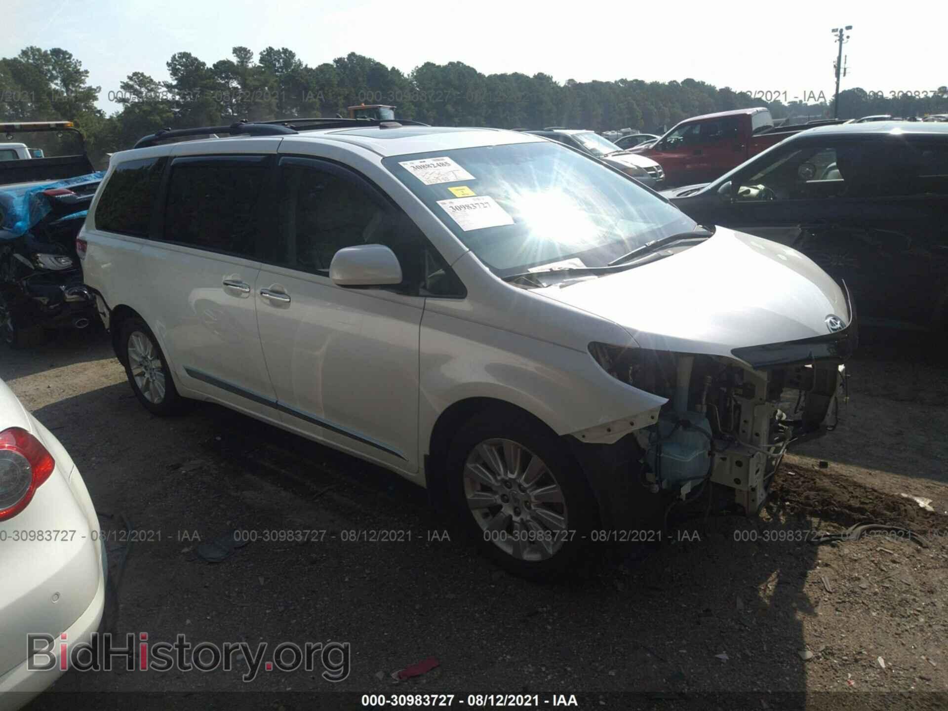 Photo 5TDDK3DC0BS007306 - TOYOTA SIENNA 2011