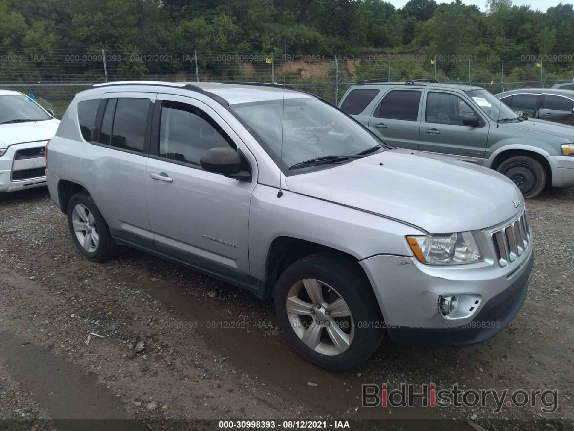 Photo 1J4NF1FB8BD215277 - JEEP COMPASS 2011