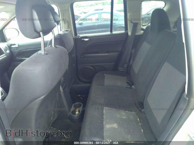2011 Jeep COMPASS (VIN 1J4NF1FB8BD215277) — photo 8 of 11