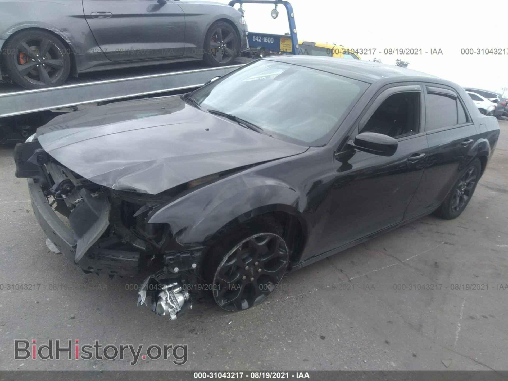 2019 CHRYSLER 300 - VIN: 2C3CCAGG5KH517424 - Фото 2