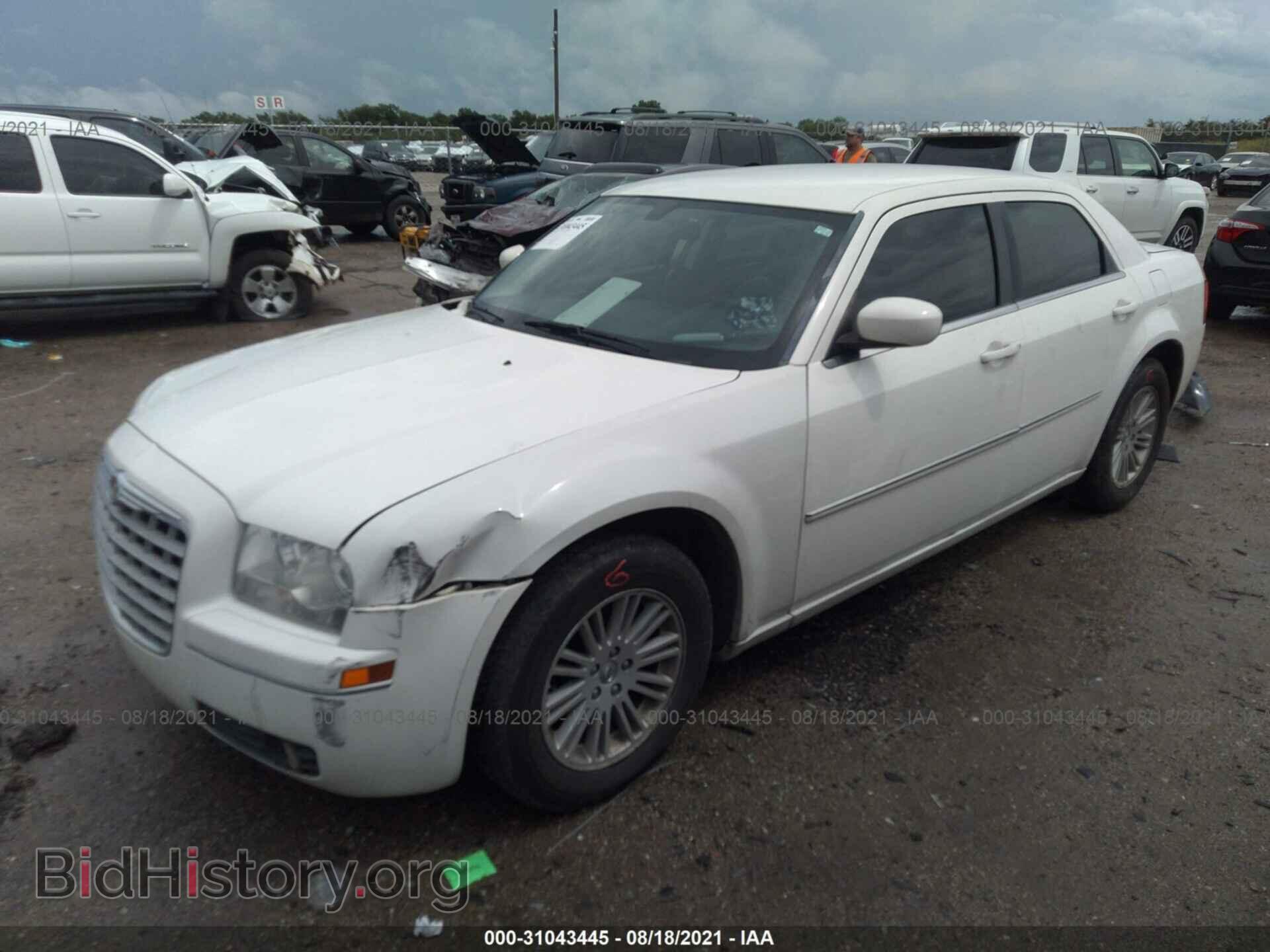 2009 CHRYSLER 300 - VIN: 2C3KA53V59H605719 - Фото 2