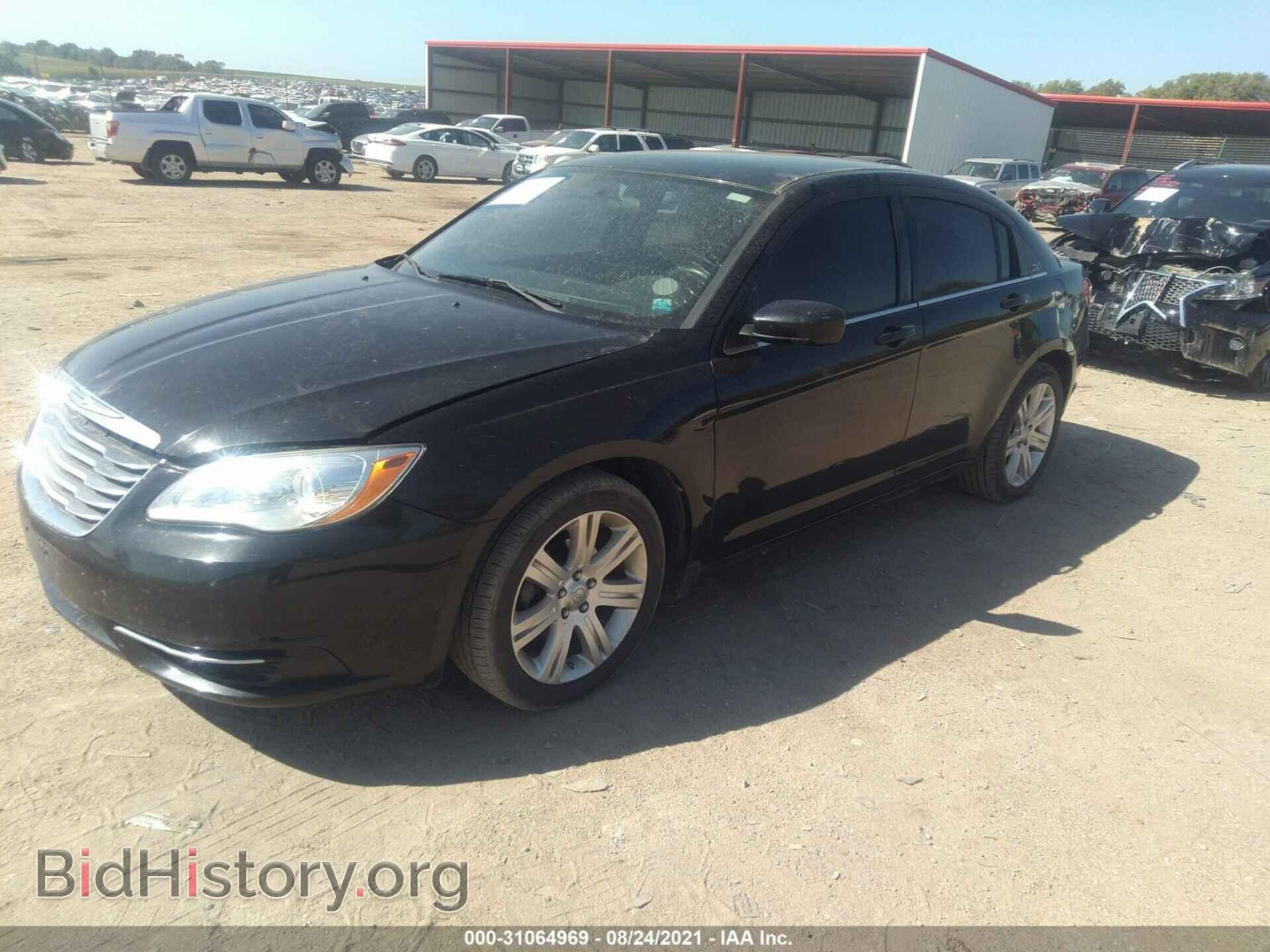 2013 CHRYSLER 200 - VIN: 1C3CCBAB7DN697826 - Фото 2