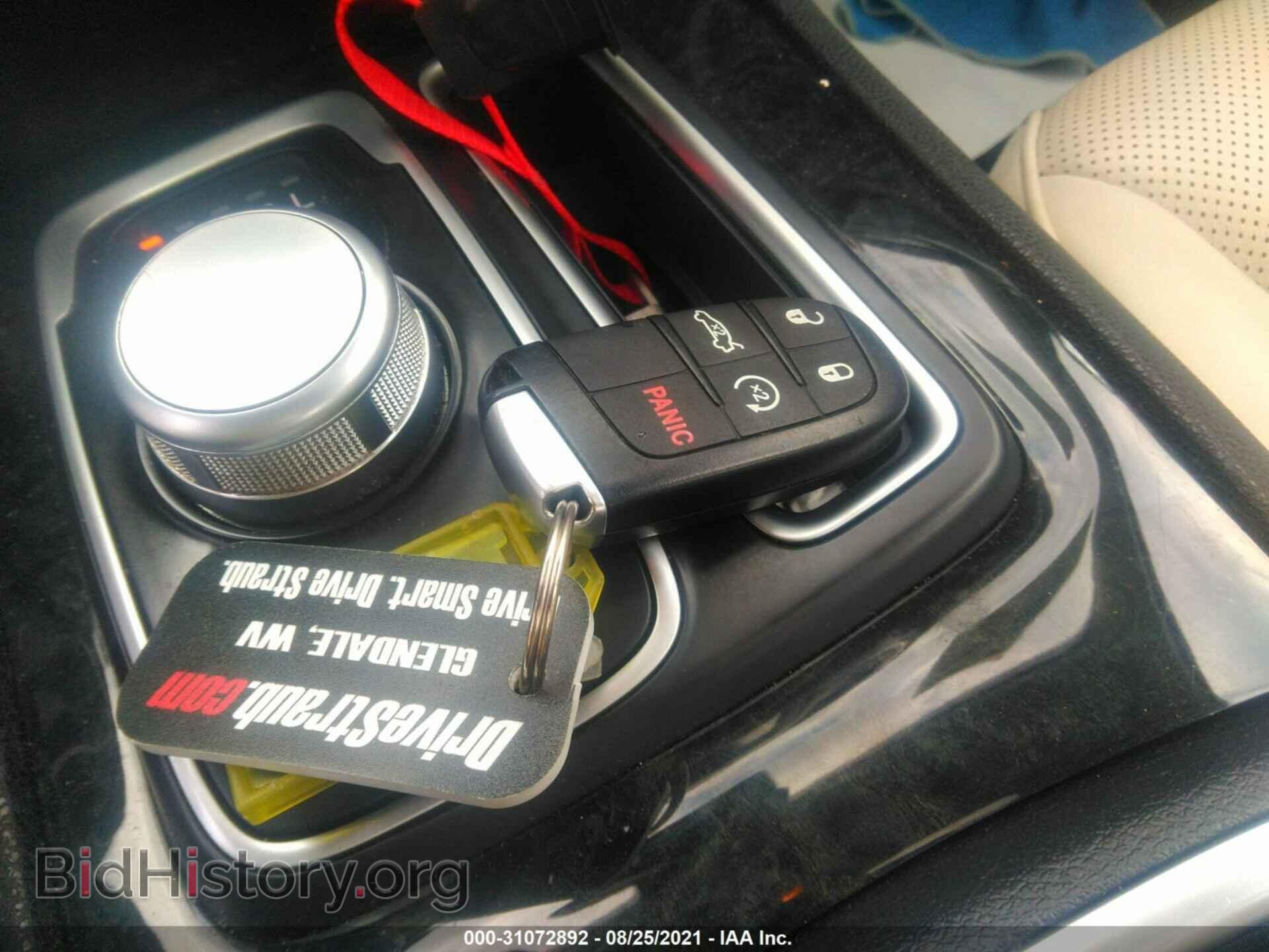 2016 CHRYSLER 300 - VIN: 2C3CCAKGXGH209017 - Фото 11
