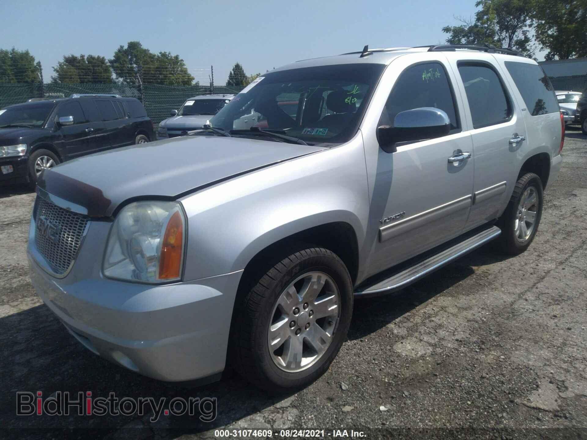 2011 GMC YUKON - VIN: 1GKS2CE03BR242586 - Photo 2