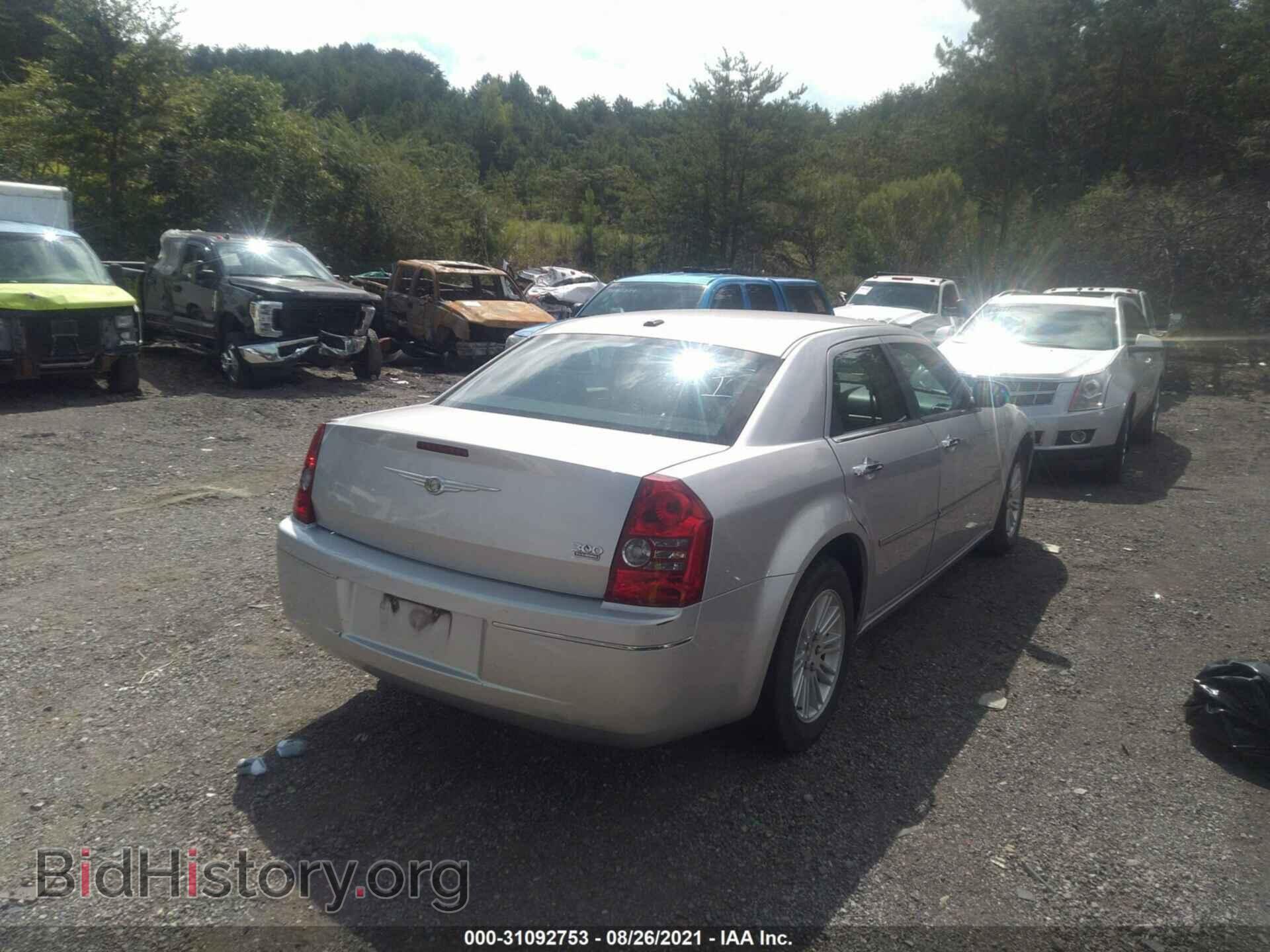 2010 CHRYSLER 300 - VIN: 2C3CA5CV0AH251634 - Фото 4