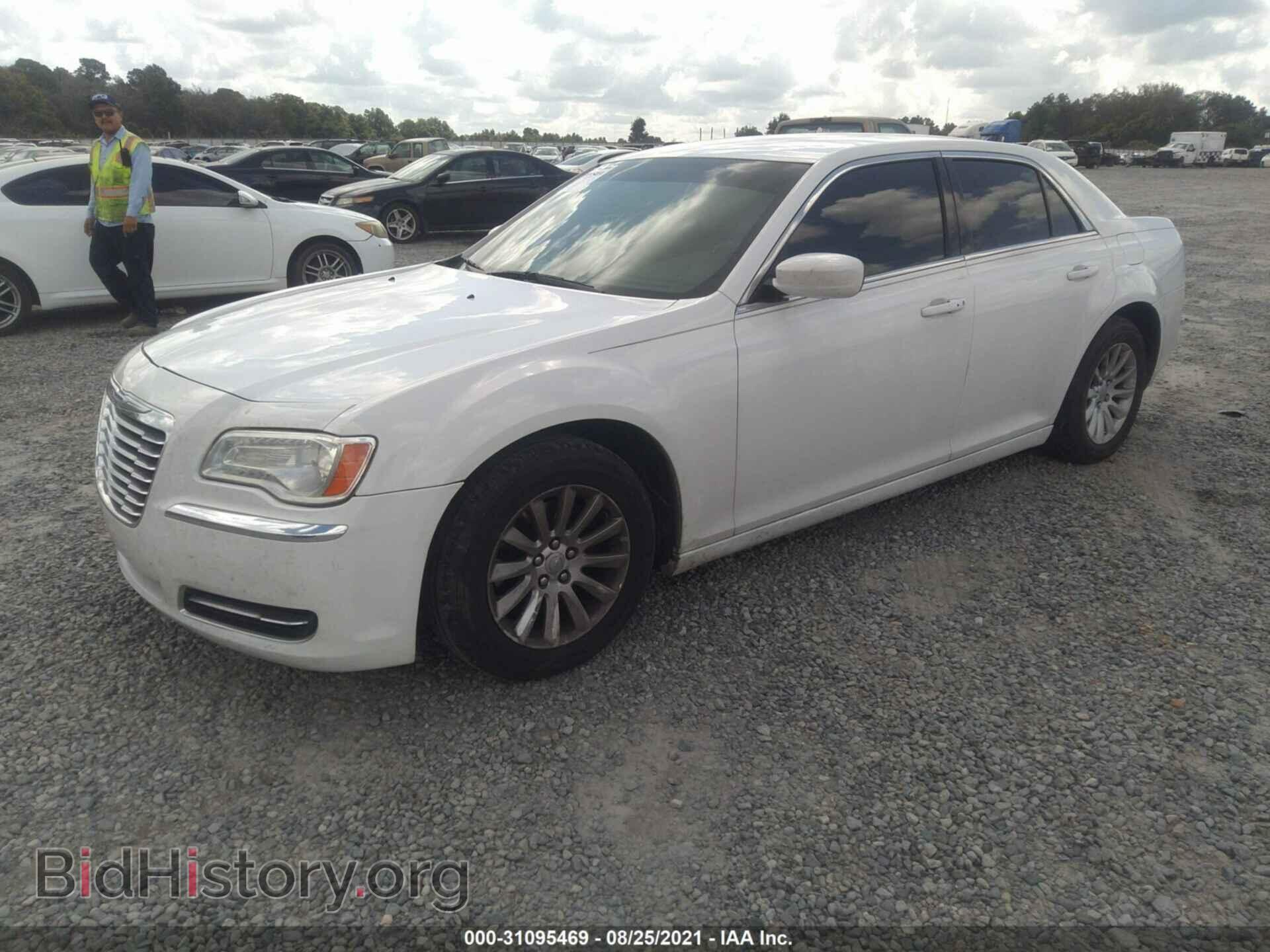 2013 CHRYSLER 300 - VIN: 2C3CCAAG1DH627348 - Фото 2