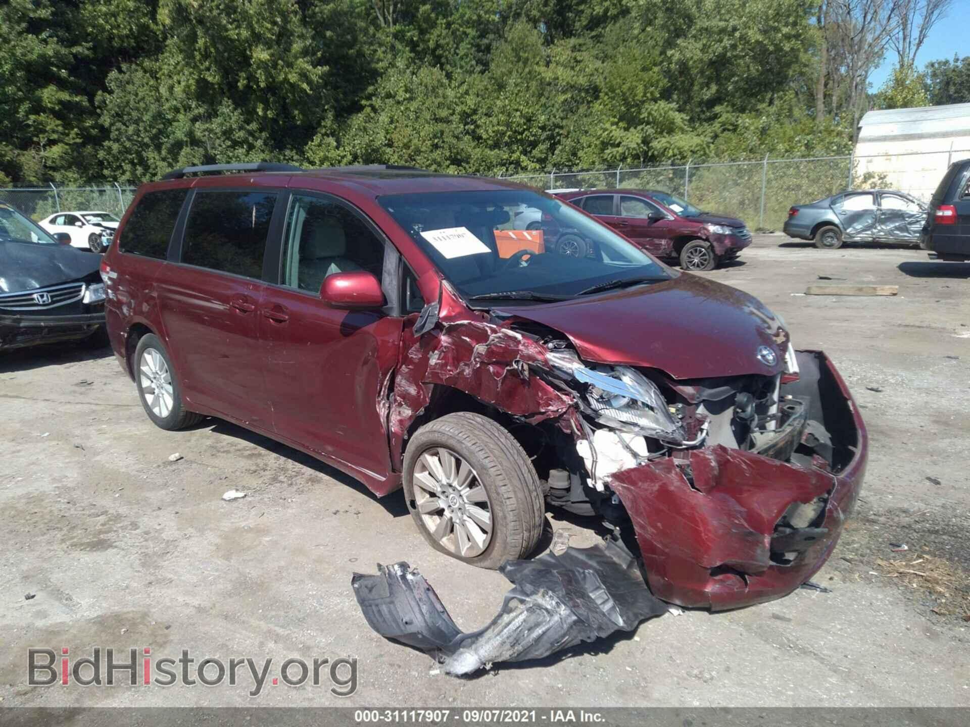 Photo 5TDDK3DC7BS017945 - TOYOTA SIENNA 2011