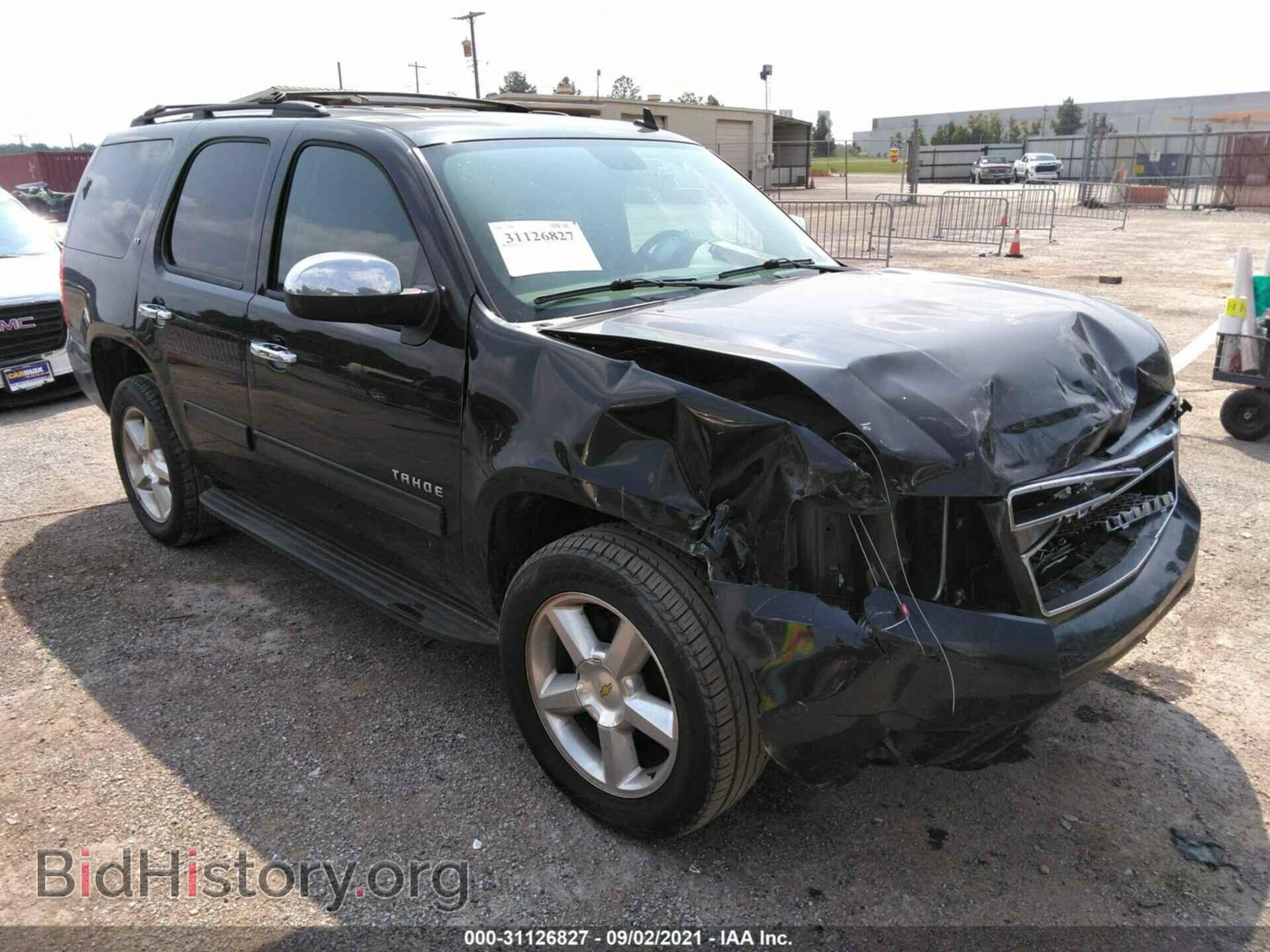 Photo 1GNSCBE06BR358729 - CHEVROLET TAHOE 2011