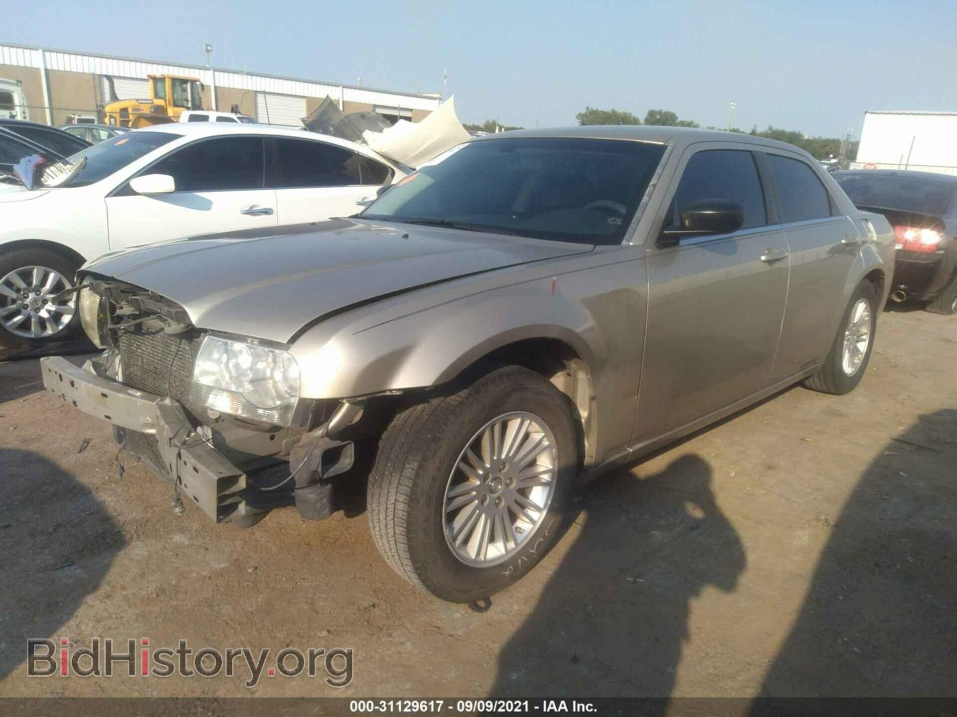 2009 CHRYSLER 300 - VIN: 2C3KA43D09H576051 - Фото 2