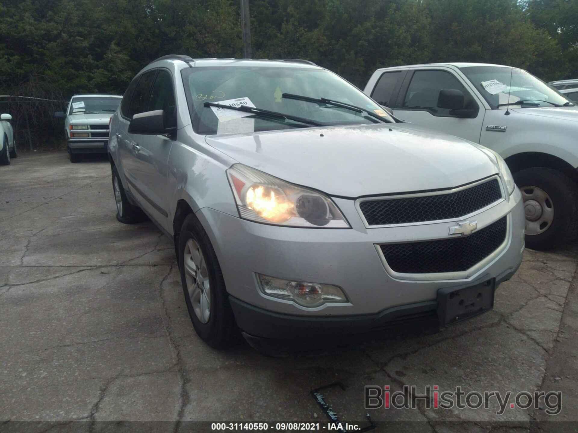 Photo 1GNKRFED6CJ186758 - CHEVROLET TRAVERSE 2012