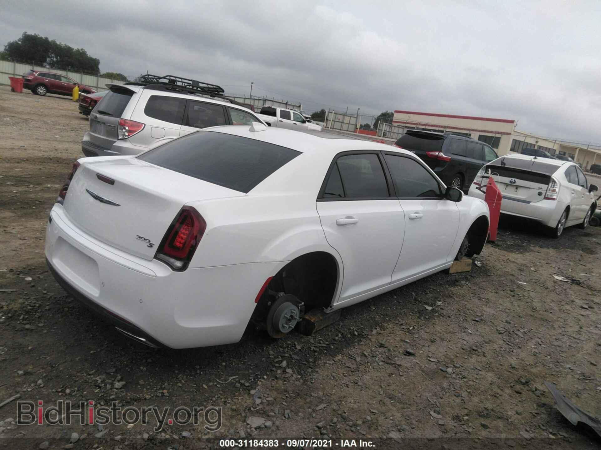2019 CHRYSLER 300 - VIN: 2C3CCABG0KH659137 - Фото 4