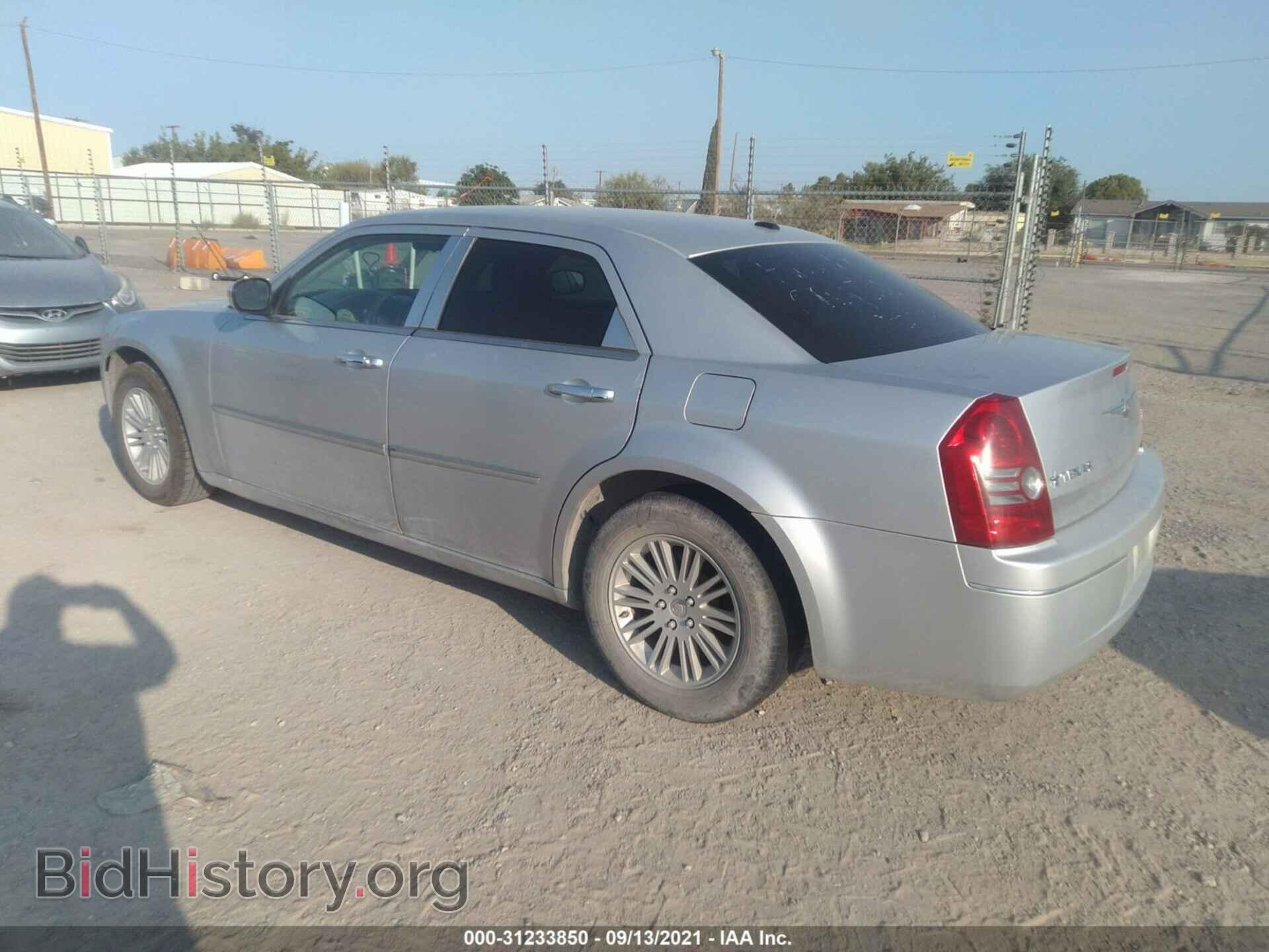 2010 CHRYSLER 300 - VIN: 2C3CA5CV1AH203057 - Фото 3