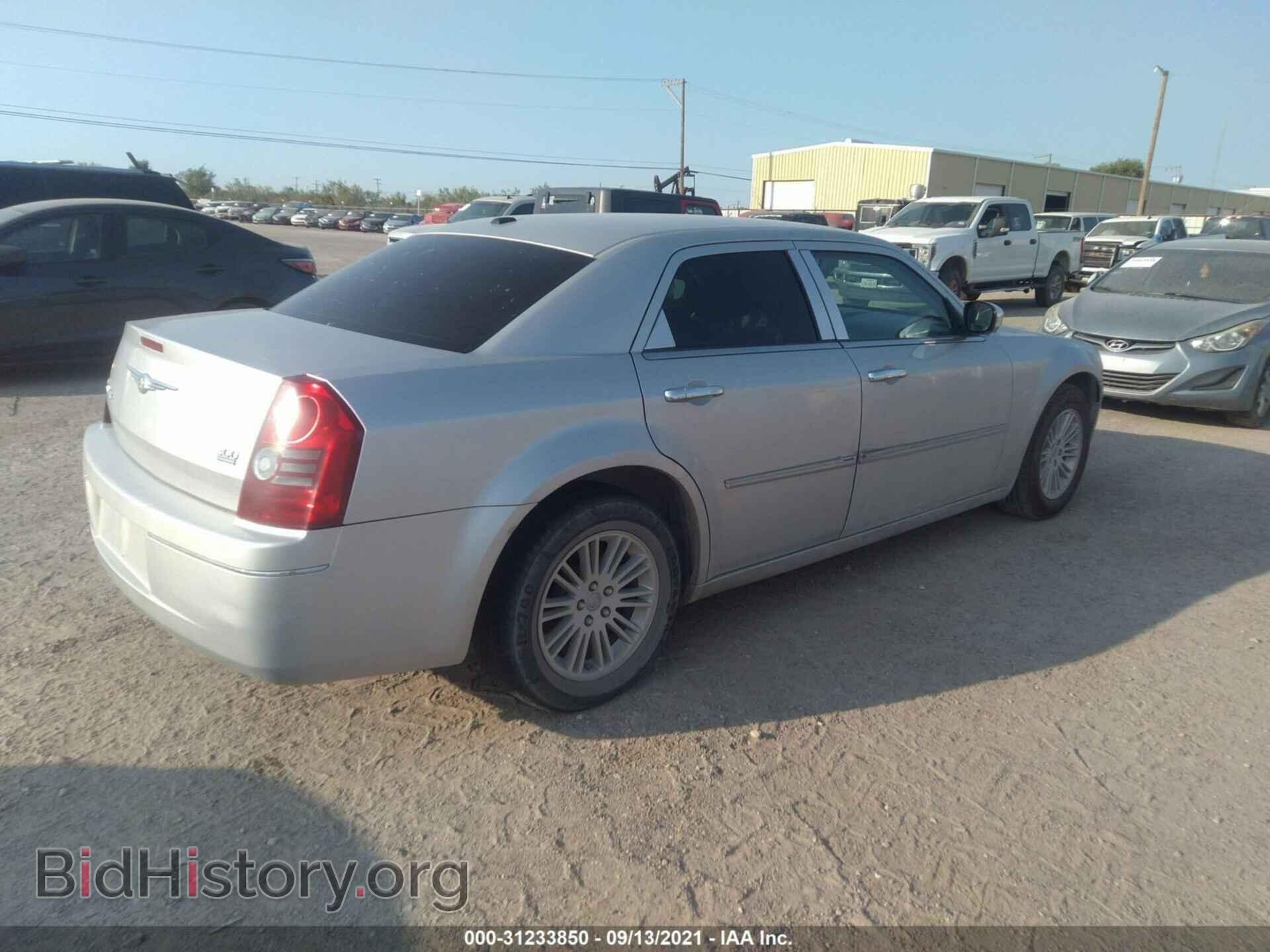 2010 CHRYSLER 300 - VIN: 2C3CA5CV1AH203057 - Фото 4