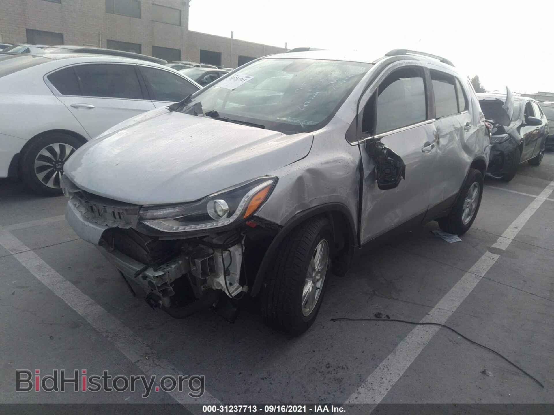 2018 CHEVROLET TRAX - VIN: 3GNCJLSB3JL324744 - Фото 2