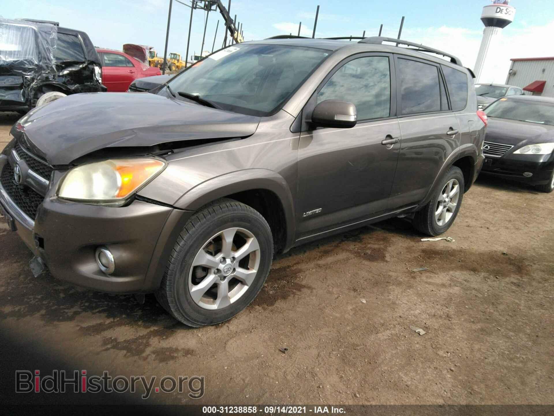 2011 TOYOTA RAV4 - VIN: JTMDF4DV7B5043124 - Фото 2