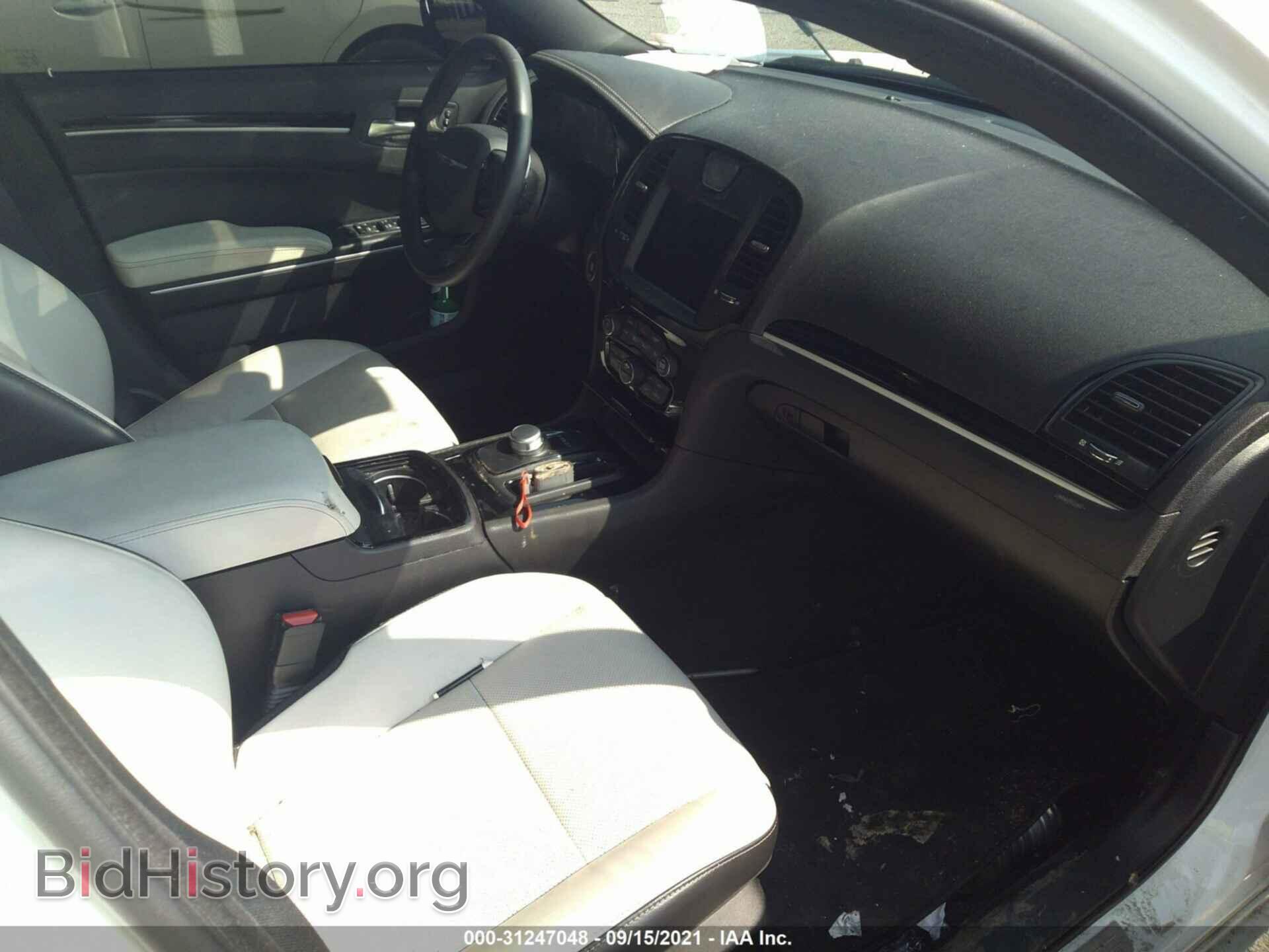 2019 CHRYSLER 300 - VIN: 2C3CCABT1KH635152 - Фото 5