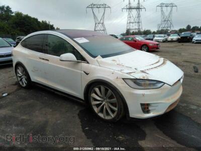 2017 Tesla MODEL X 75d, белый — VIN 5YJXCBE20HF044489, IAAI