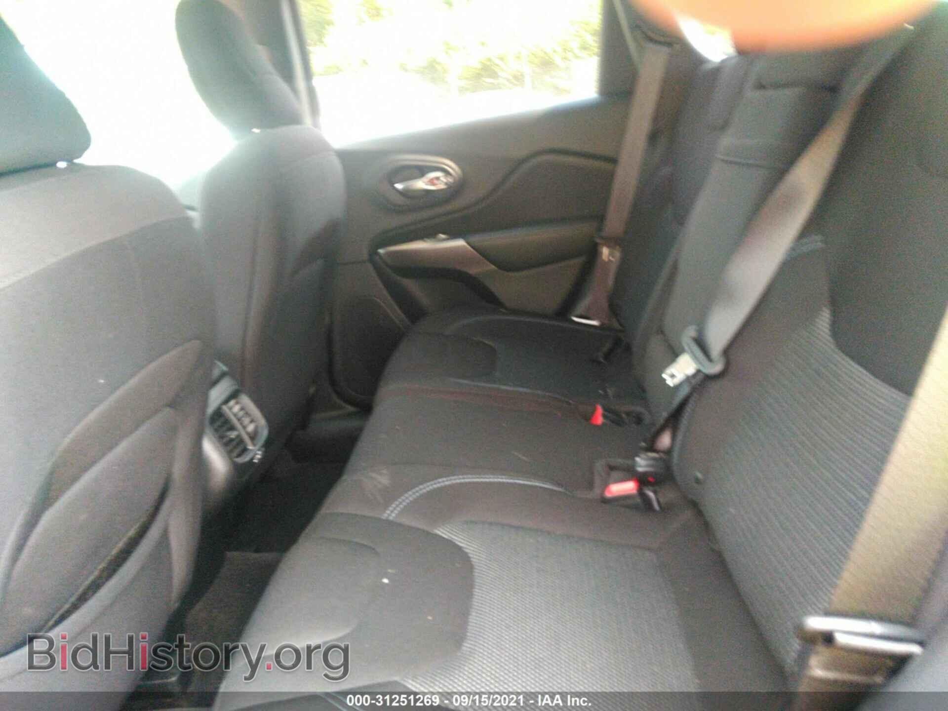 2019 JEEP CHEROKEE - VIN: 1C4PJLCB8KD215941 - Фото 8
