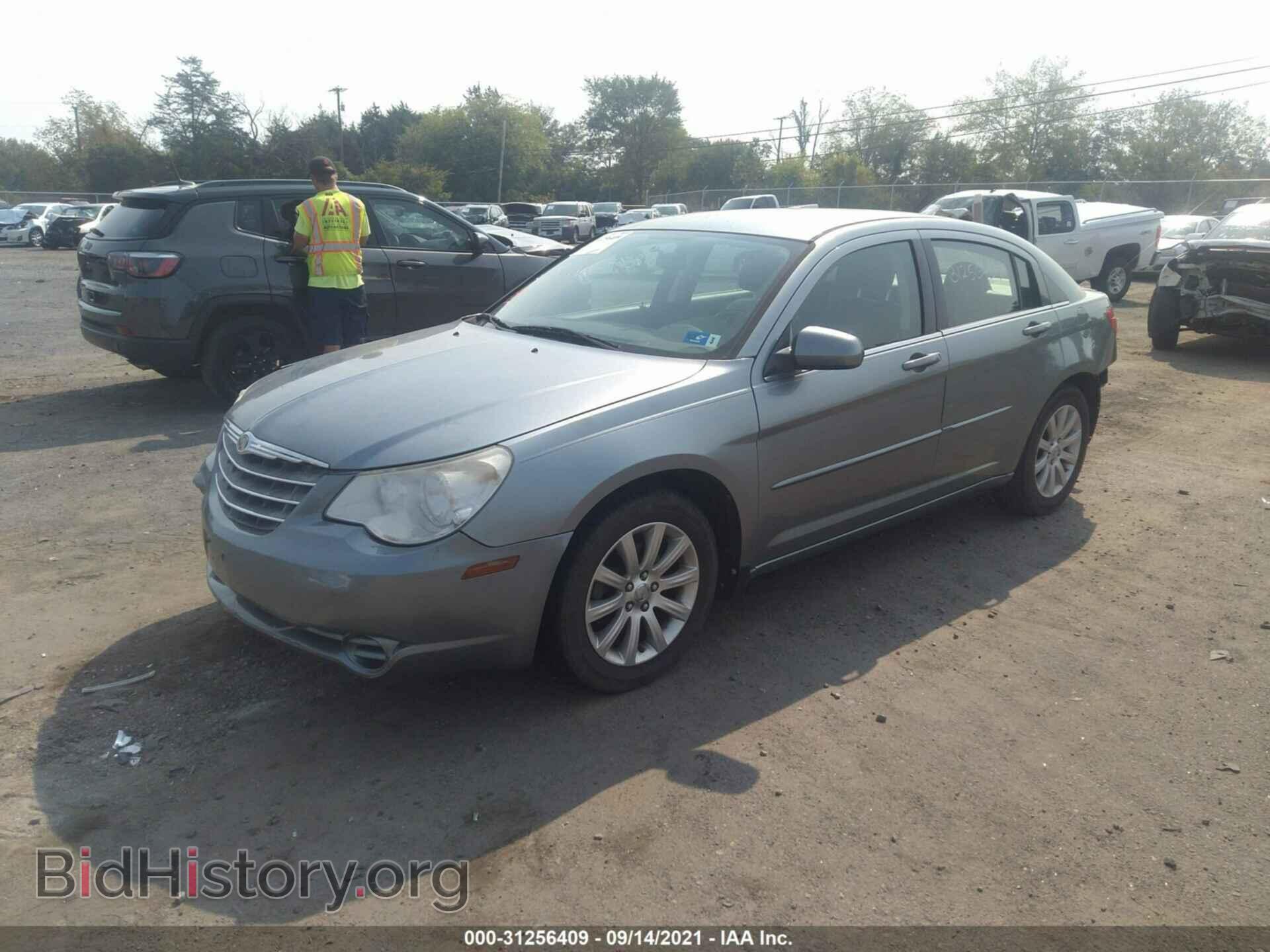 2010 CHRYSLER SEBRING - VIN: 1C3CC5FB9AN143211 - Фото 2