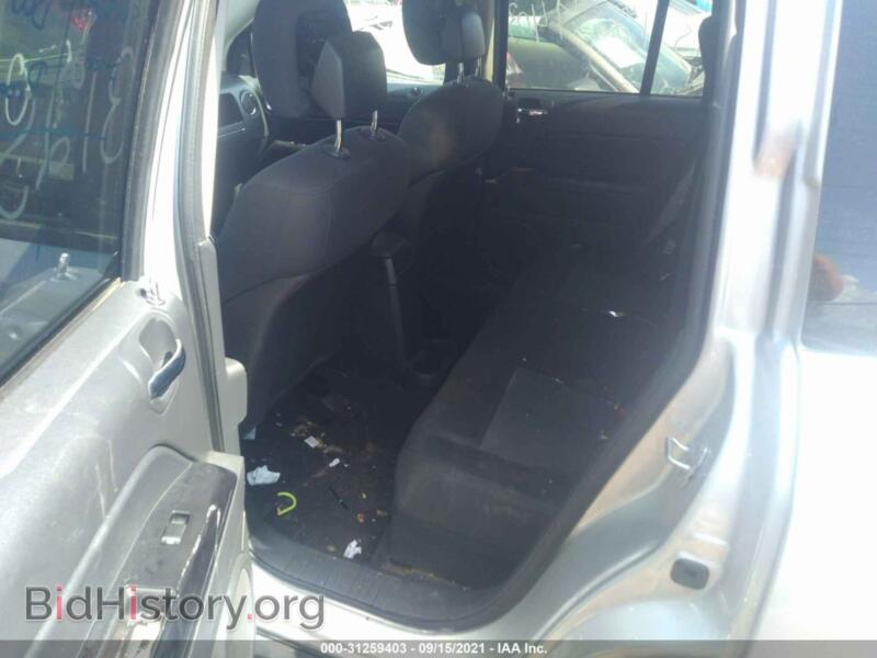 2011 Jeep COMPASS (VIN 1J4NT1FA2BD150992) — photo 8 of 12