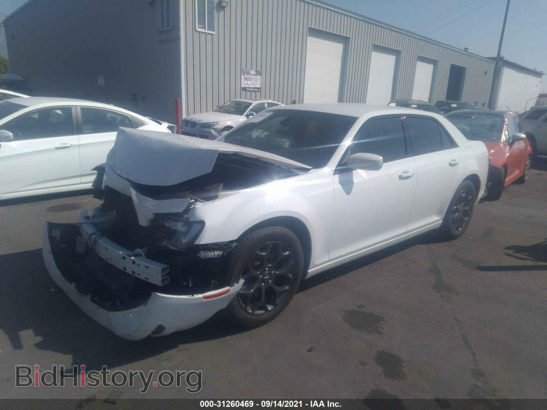 2019 CHRYSLER 300 - VIN: 2C3CCAGG5KH586288 - Фото 2