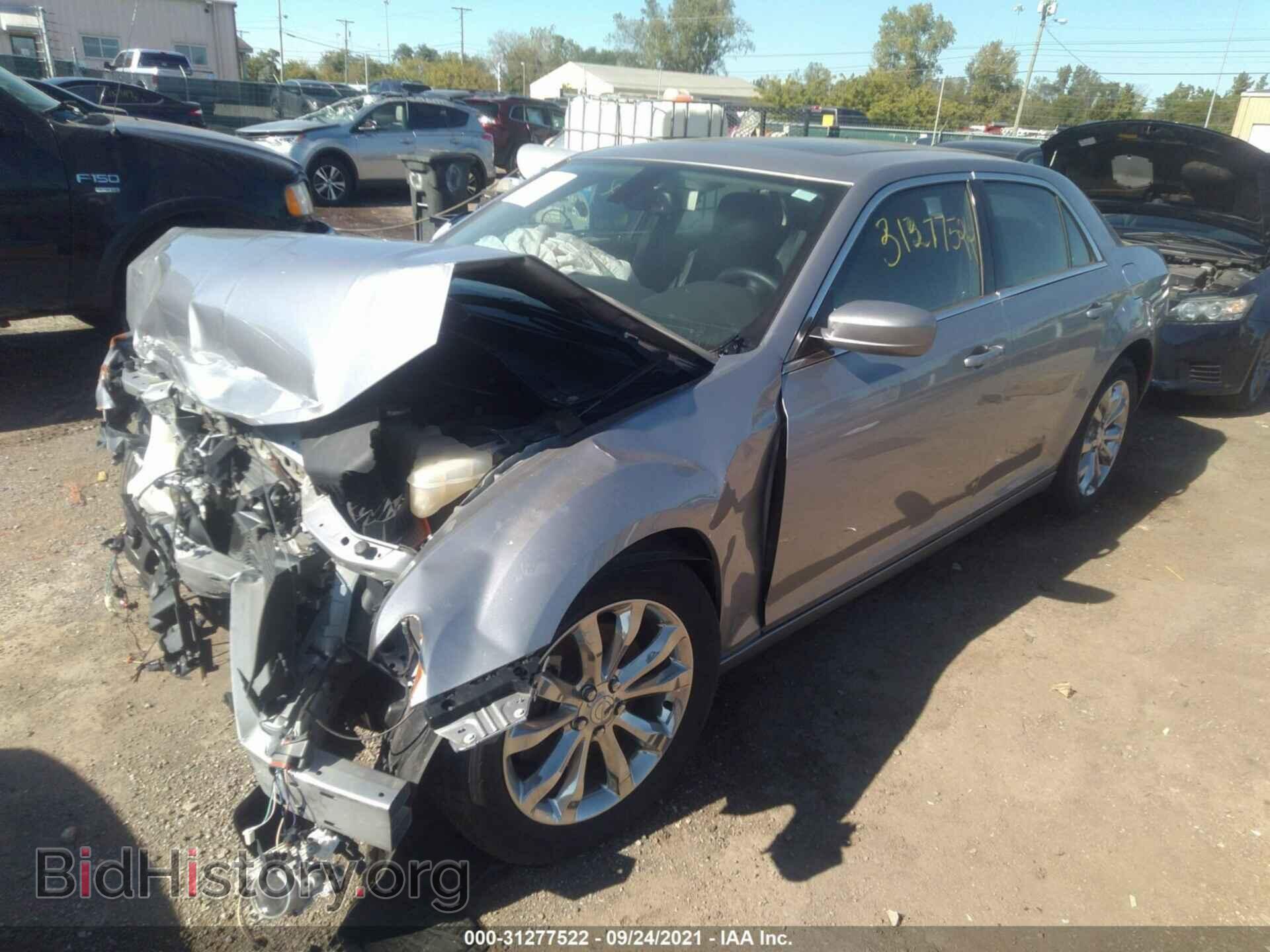 2016 CHRYSLER 300 - VIN: 2C3CCARGXGH142571 - Фото 2