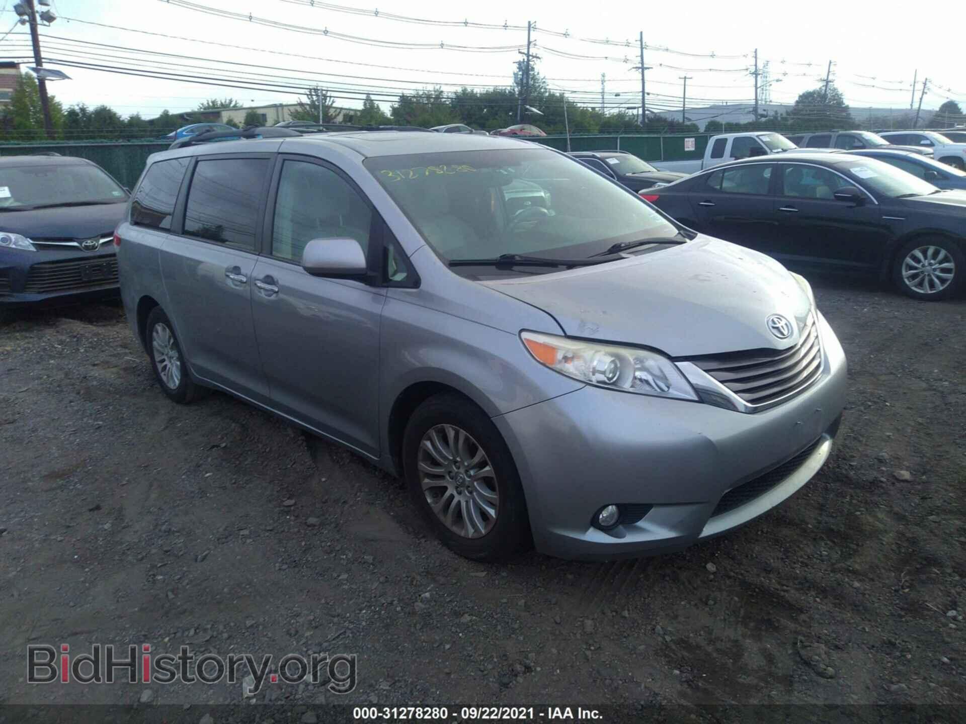 Photo 5TDYK3DC2BS100779 - TOYOTA SIENNA 2011