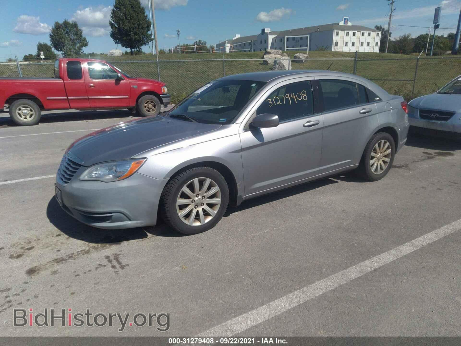 2013 CHRYSLER 200 - VIN: 1C3CCBBG0DN573309 - Photo 2