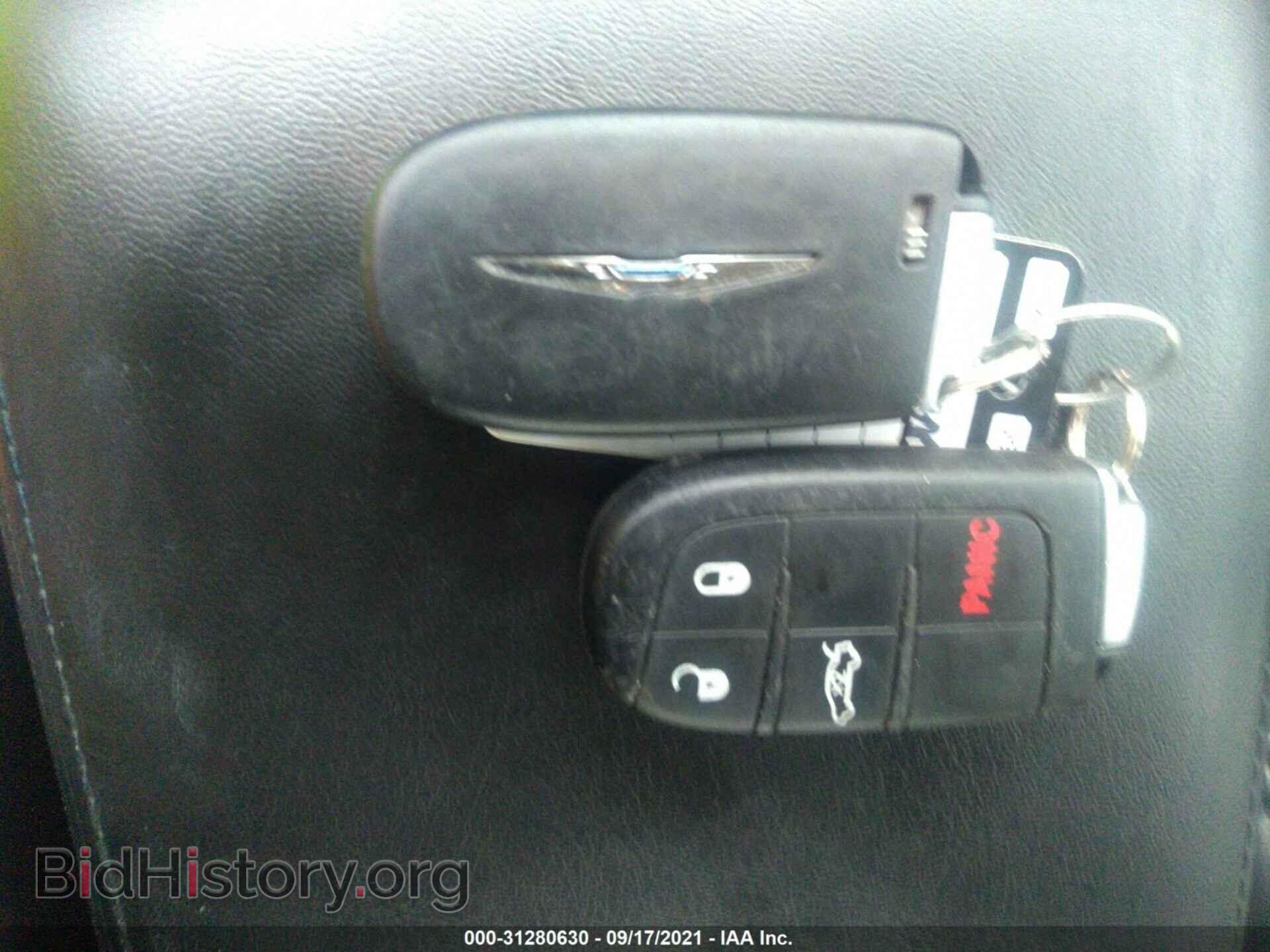 2016 CHRYSLER 300 - VIN: 2C3CCAAG8GH351237 - Фото 11